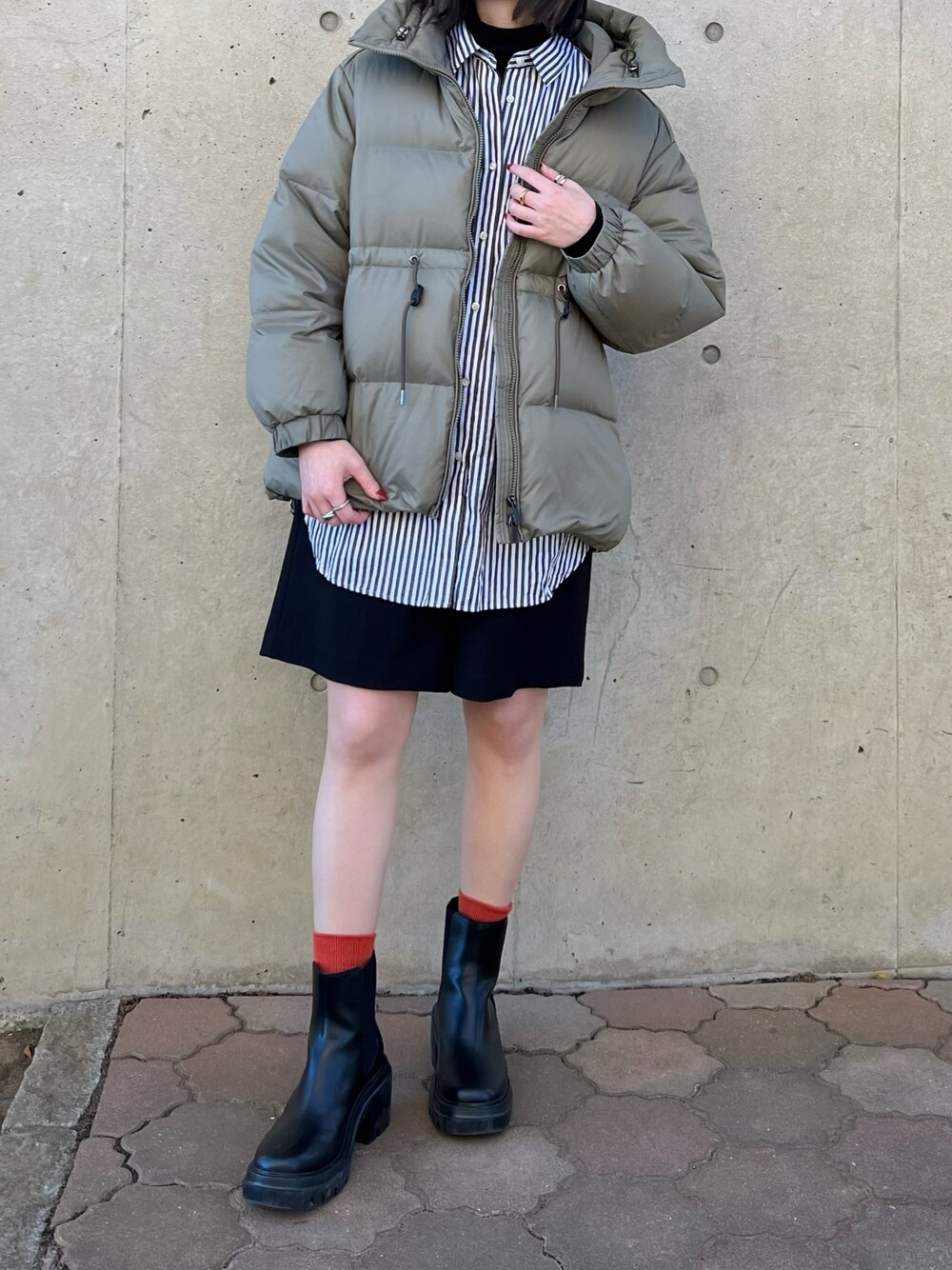 「ダウンジャケット、ハーフパンツ、ショートパンツ、厚底シューズ、サイドゴアブーツ、カラーコーデ、カラーソックス、ストライプ、レイヤードスタイル、ブーツ、厚底ブーツ」｜「NANO universeのLB.03/西川ダウン(R)/ボリュームドロストダウン（ダウンジャケット/コート、グリーン系）」を使った、ちぃーさん（レディース・161cm）の冬コーディネートの1枚目の写真