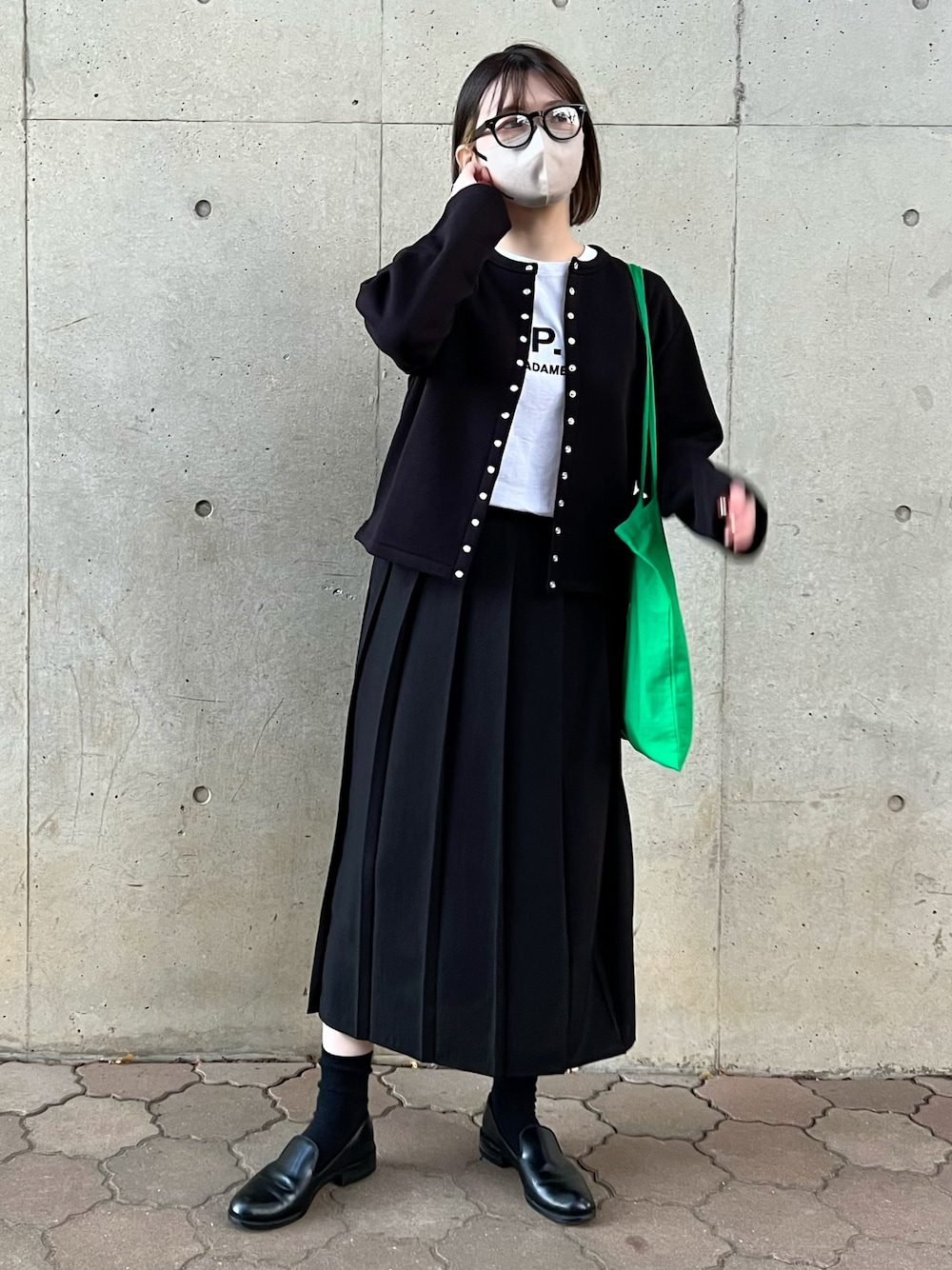 「秋ルック紹介するよ、カーディガン、秋冬コーデ、ラクチンコーデ、グリーン、プリーツスカート、UNIQLO、ユニクロ、トートバッグ」｜「agnes b.のM001 CARDIGAN カーディガンプレッション（カーディガン/ボレロ、ブラック系）」を使った、ちぃーさん（レディース・161cm）の秋コーディネートの1枚目の写真