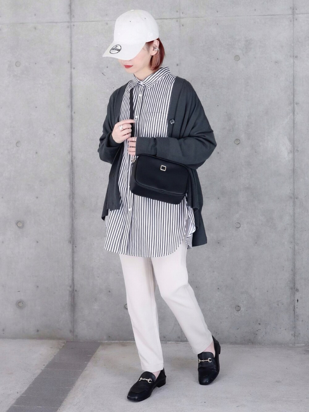 ブラック系のショルダーバッグ、その他のシャツ/ブラウス、ホワイト系のその他パンツを着用したレディースの秋コーディネートの1枚目の写真