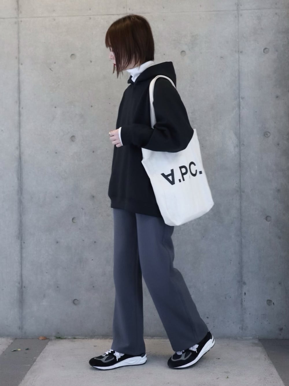 「カジュアル、シンプルコーデ、UNIQLO、ユニクロ、トートバッグ、パーカー、New Balance、ニューバランス、モノトーン、モノトーンコーデ、黒スニーカー、スニーカーコーデ、スラックス、happyjohn」｜「Happy Johnのbasic color slacks pants/ベーシックカラースラックスパンツ（スラックス、グレー系）」を使った、ちぃーさん（レディース・161cm）の冬コーディネートの1枚目の写真