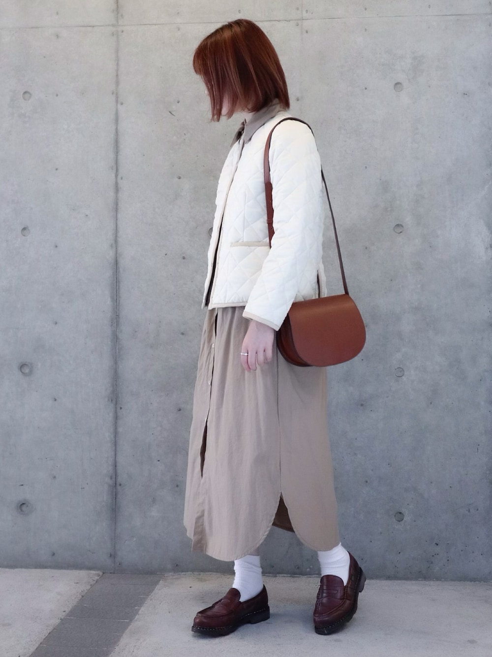 ホワイト系のブルゾン、ブラウン系のシャツワンピース、ブラウン系のバッグを着用したレディースの秋コーディネートの1枚目の写真
