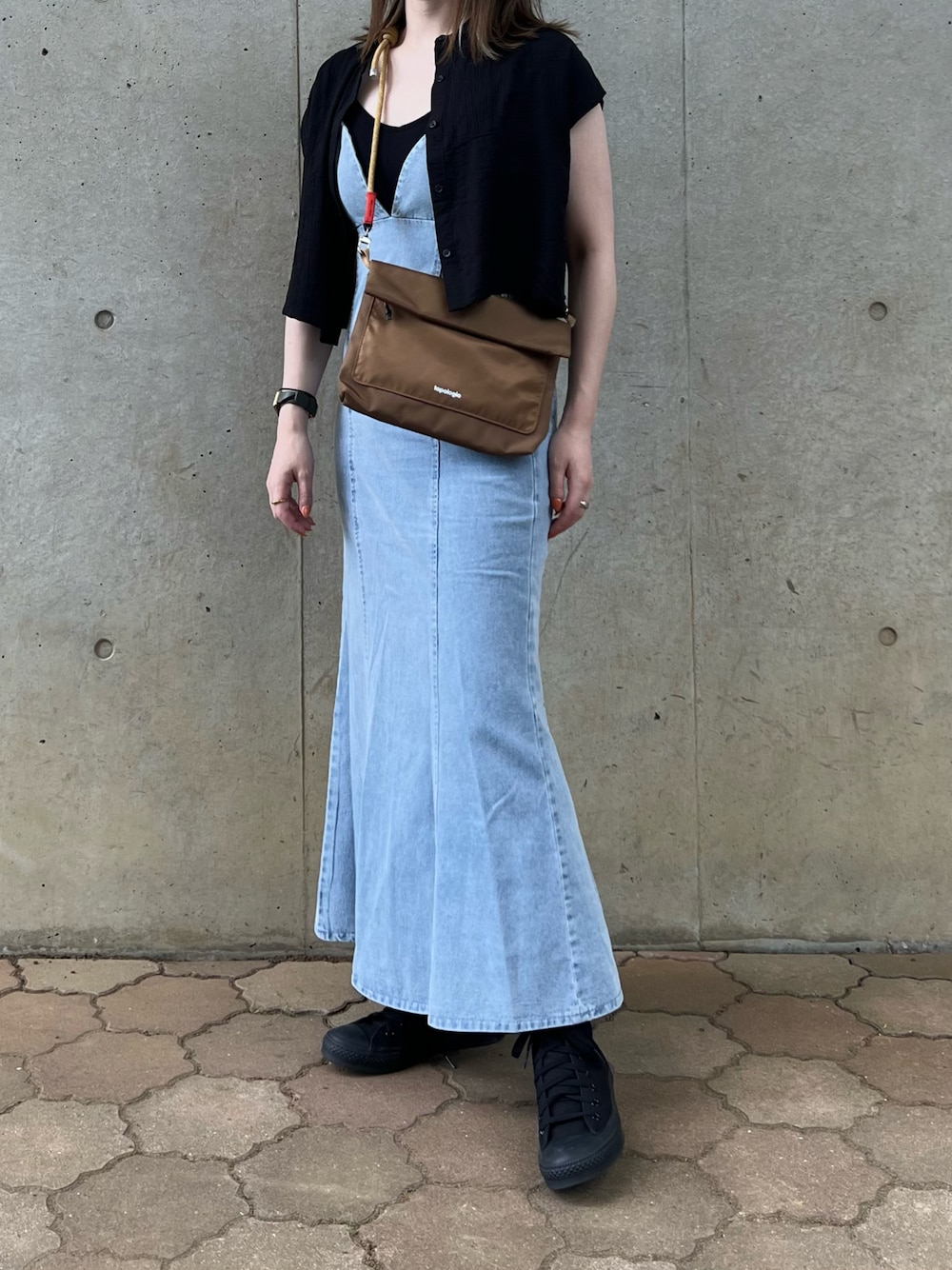 ブラック系のシャツ/ブラウス、ブラック系のキャミソール、ブルー系のワンピースを着用したレディースの夏コーディネートの1枚目の写真