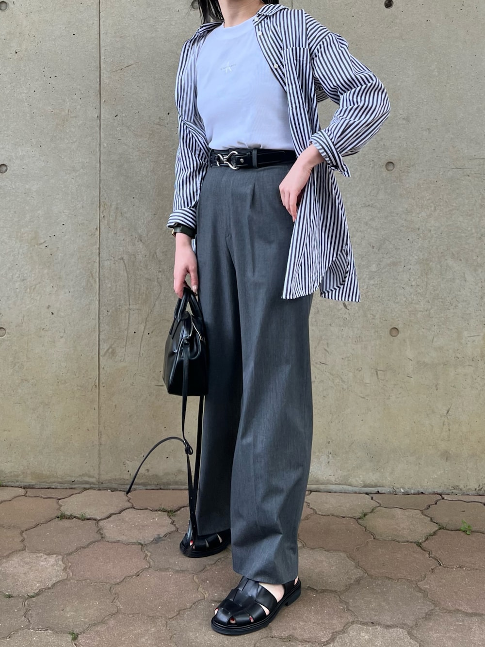 「大人カジュアル、シャツ、シャツスタイル、白Tシャツ、サンダル、グルカサンダル、PR、Calvin Klein、モノトーン、モノトーンコーデ、ワイドパンツ、スラックス」｜「Calvin Kleinのモノグラム ロゴ ベイビーTシャツ（Tシャツ/カットソー、ホワイト系）」を使った、ちぃーさん（レディース・161cm）の春コーディネートの1枚目の写真