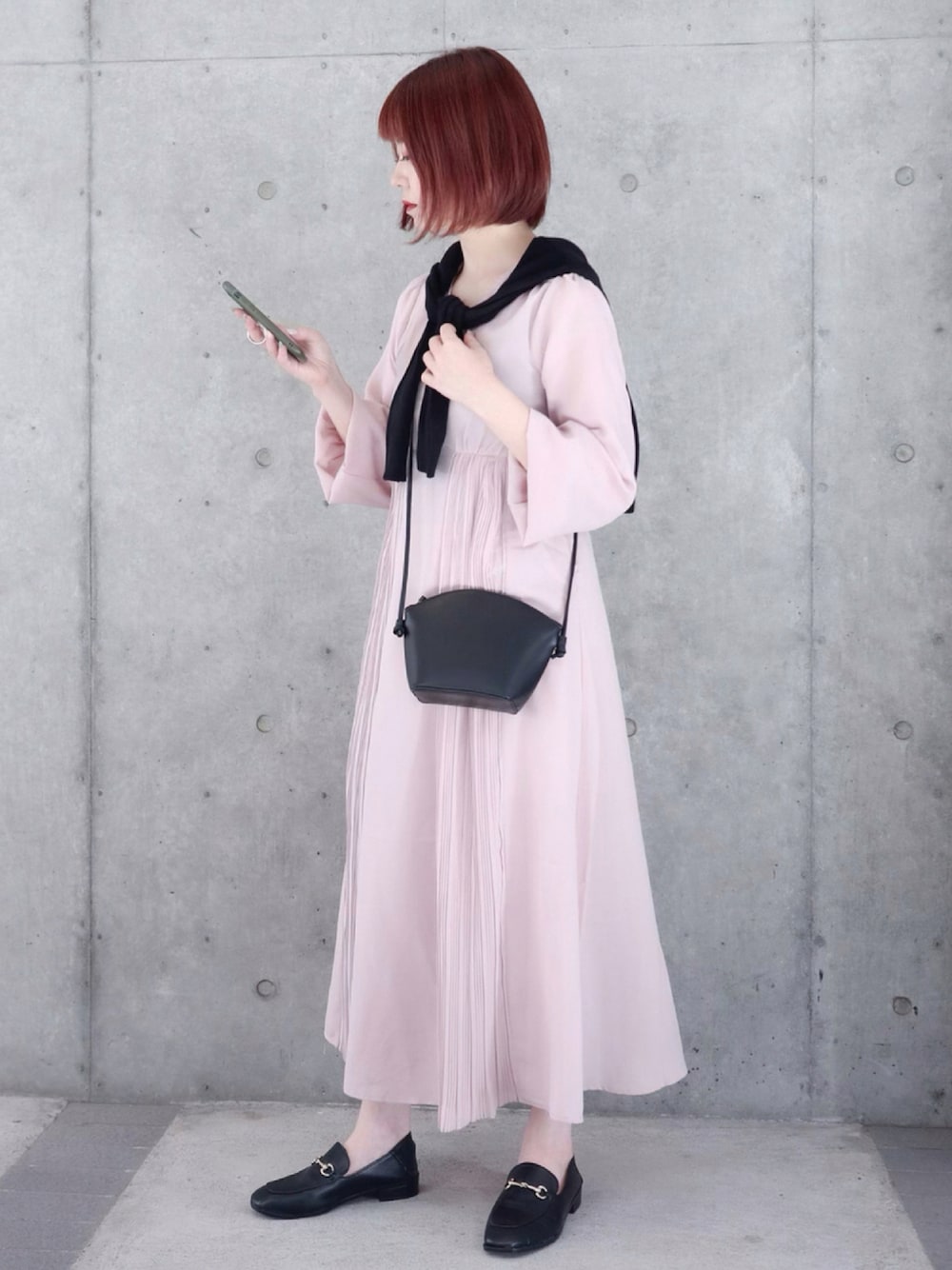 ピンク系のワンピース、ブラック系のローファー、ブラック系のバッグを着用したレディースの秋コーディネートの1枚目の写真