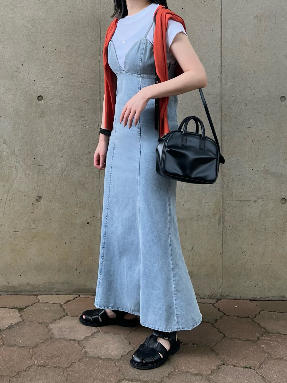 ブルー系のワンピース、ホワイト系のTシャツ/カットソー、オレンジ系のカーディガン/ボレロを着用したレディースの春コーディネートの1枚目の写真