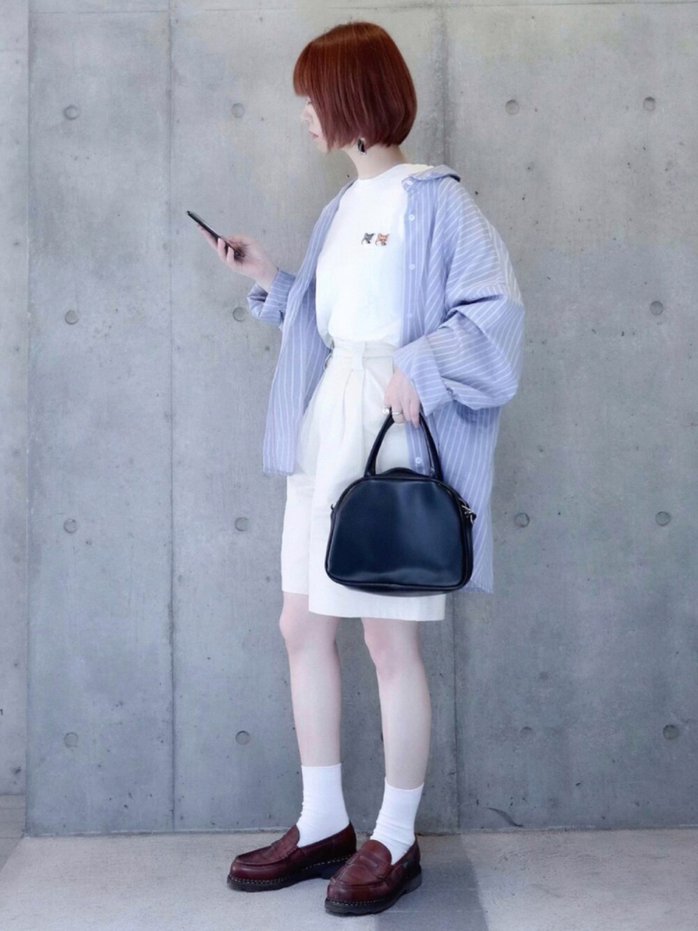 ホワイト系のその他パンツ、ホワイト系のTシャツ/カットソー、ブルー系のシャツ/ブラウスを着用したレディースの夏コーディネートの1枚目の写真