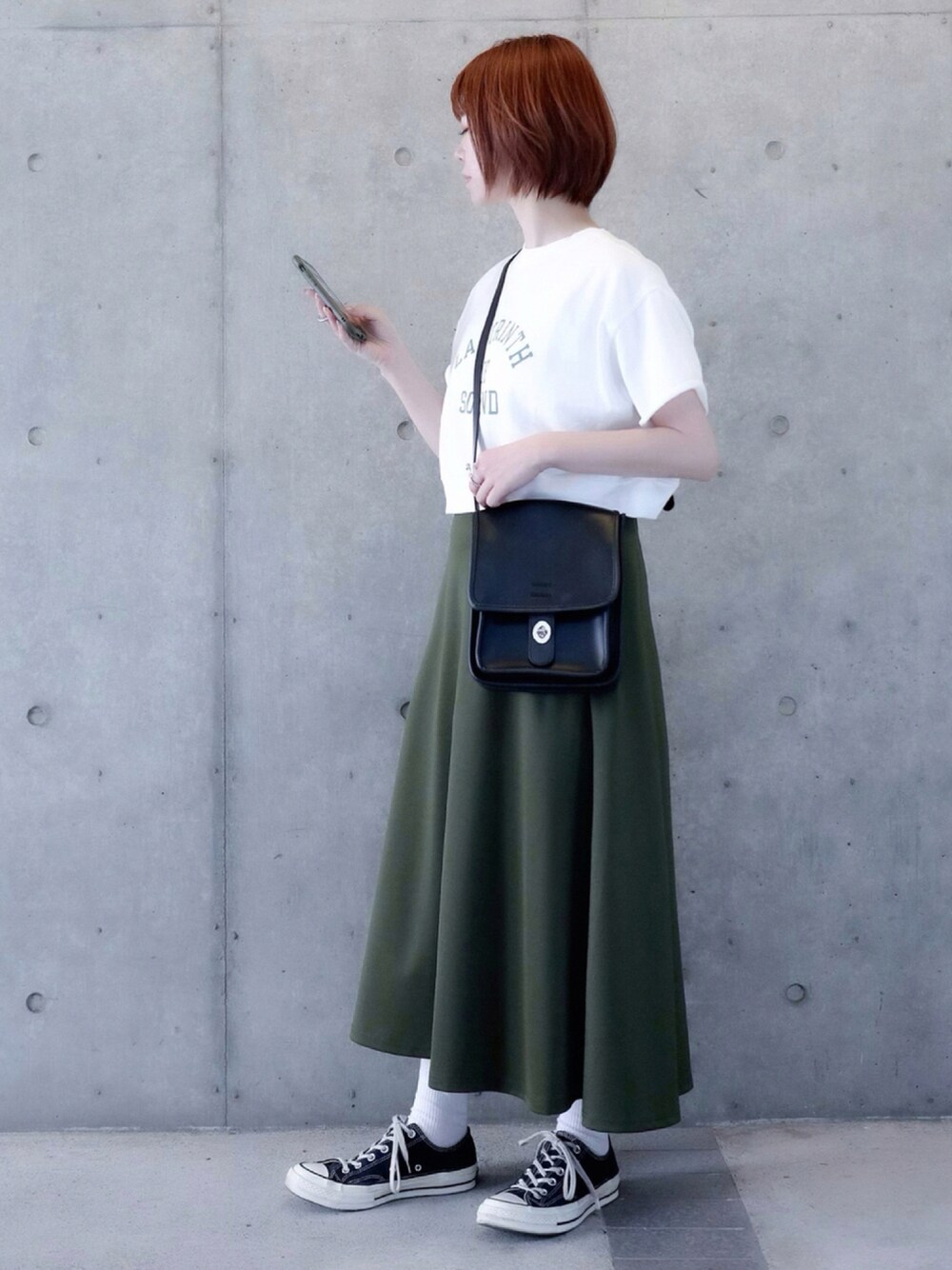 ホワイト系のTシャツ/カットソー、グリーン系のスカート、ブラック系のショルダーバッグを着用したレディースの夏コーディネートの1枚目の写真