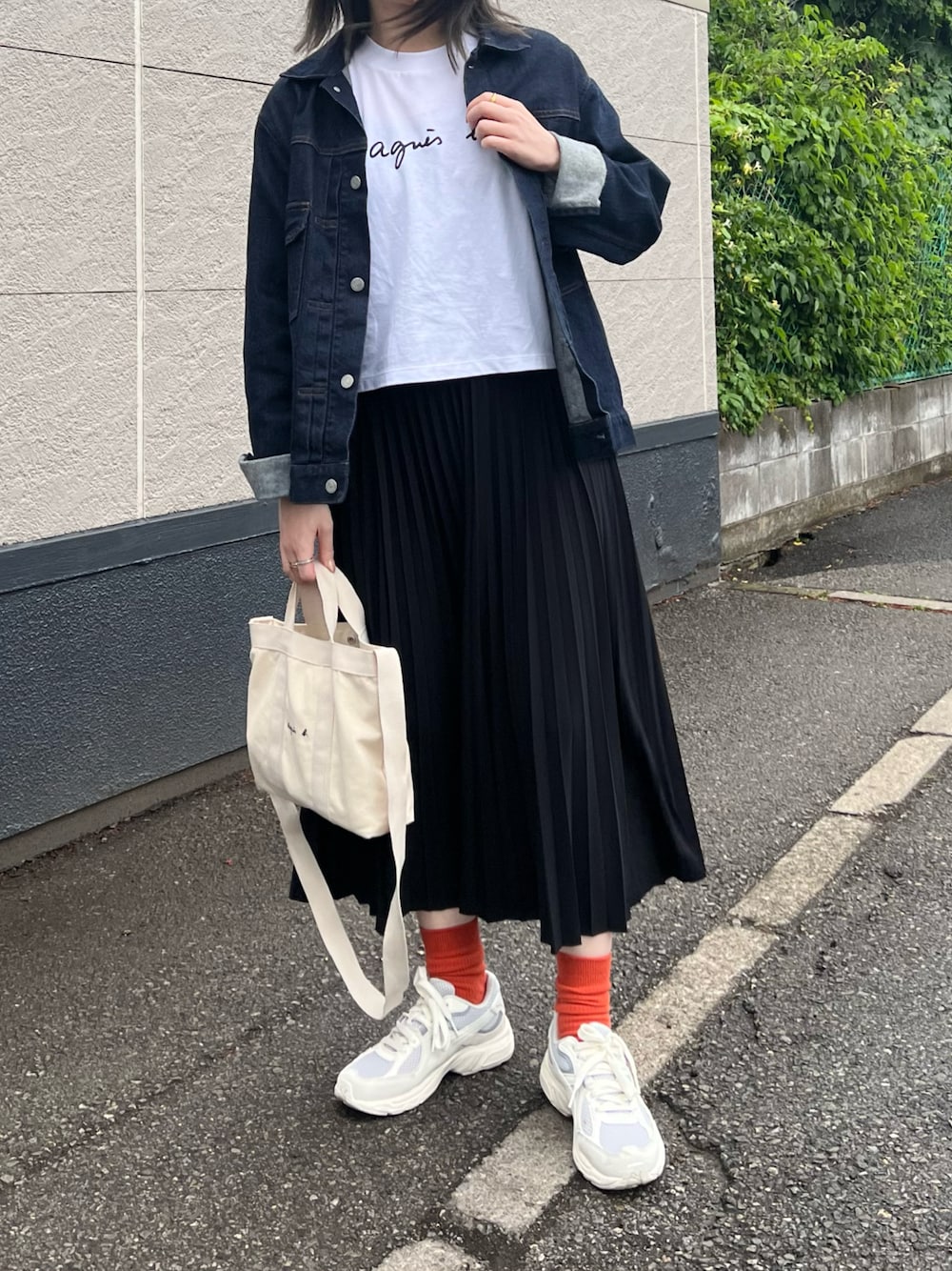 ホワイト系のTシャツ/カットソー、ホワイト系のトートバッグ、その他の福袋/福箱を着用したレディースの春コーディネートの1枚目の写真