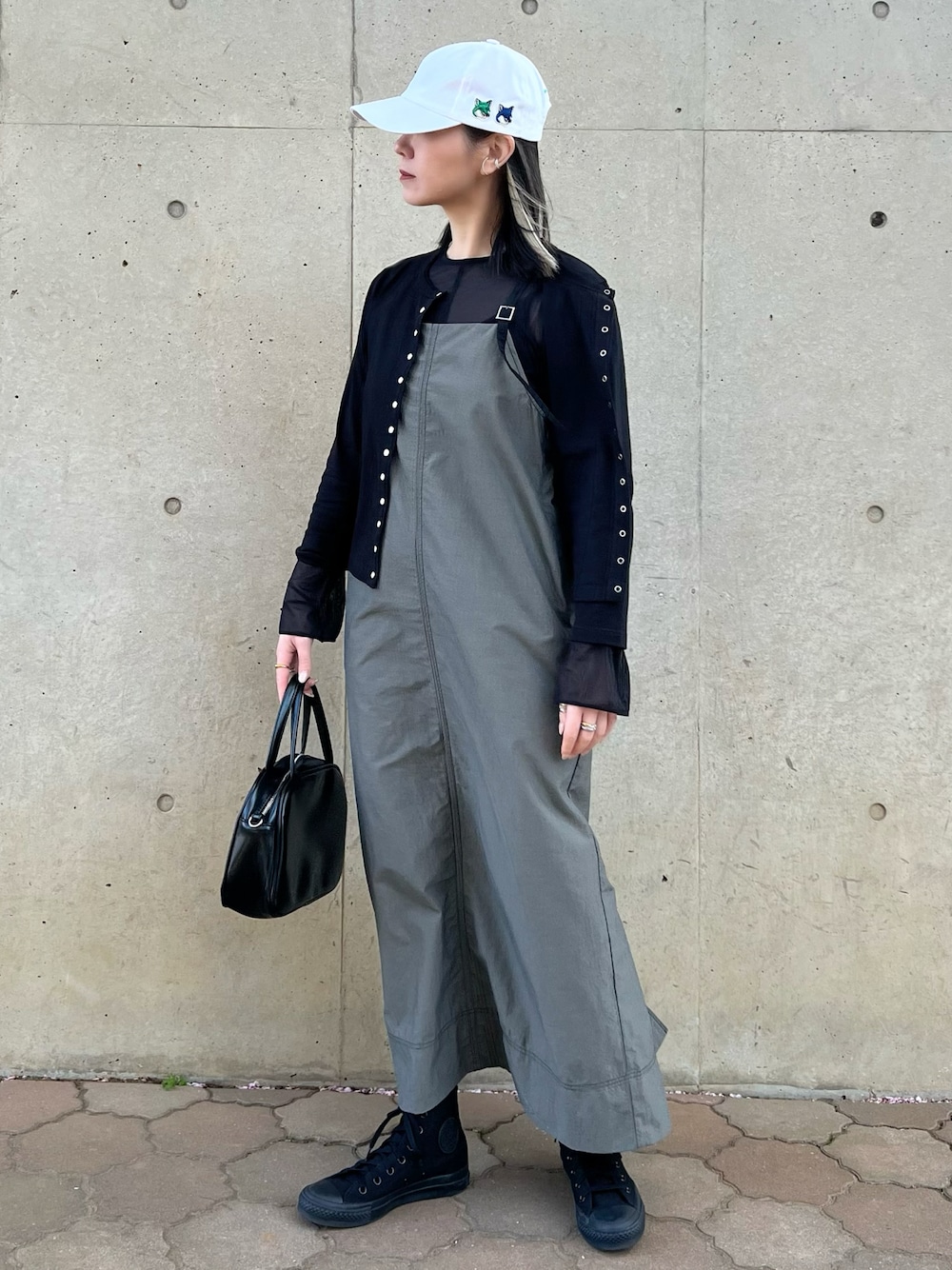 ブラック系のカーディガン/ボレロ、ブラック系のボストンバッグ、ブラック系のスニーカーを着用したレディースの春コーディネートの1枚目の写真