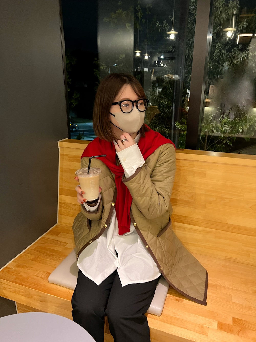 ベージュ系のその他アウター、ホワイト系のシャツ/ブラウス、ブラック系のその他パンツを着用したレディースの秋コーディネートの1枚目の写真