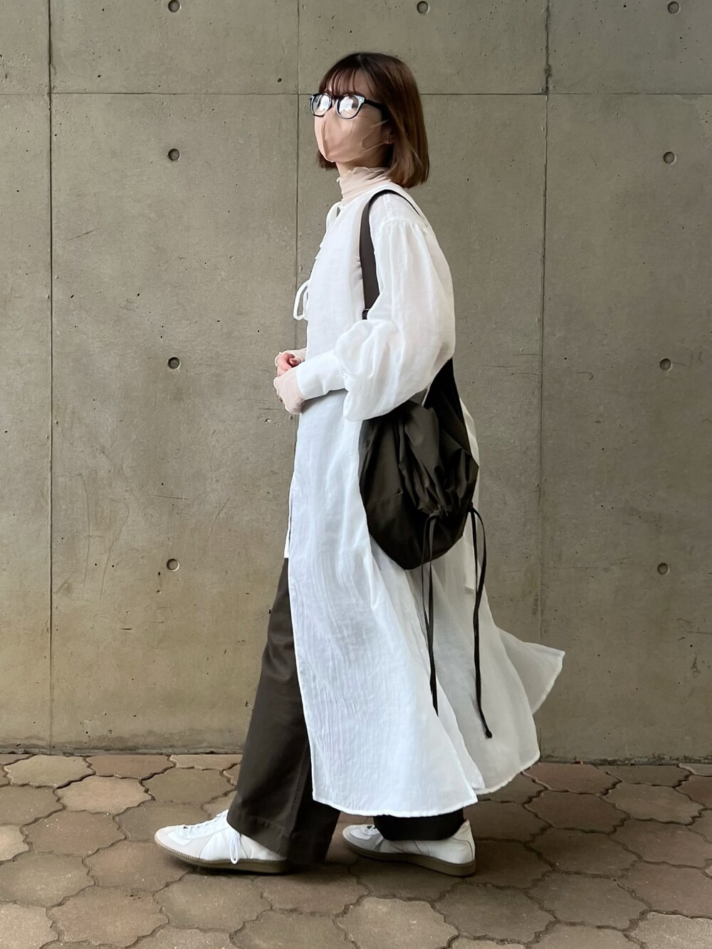 ホワイト系のワンピース、ホワイト系のTシャツ/カットソー、グリーン系のショルダーバッグを着用したレディースの秋コーディネートの1枚目の写真