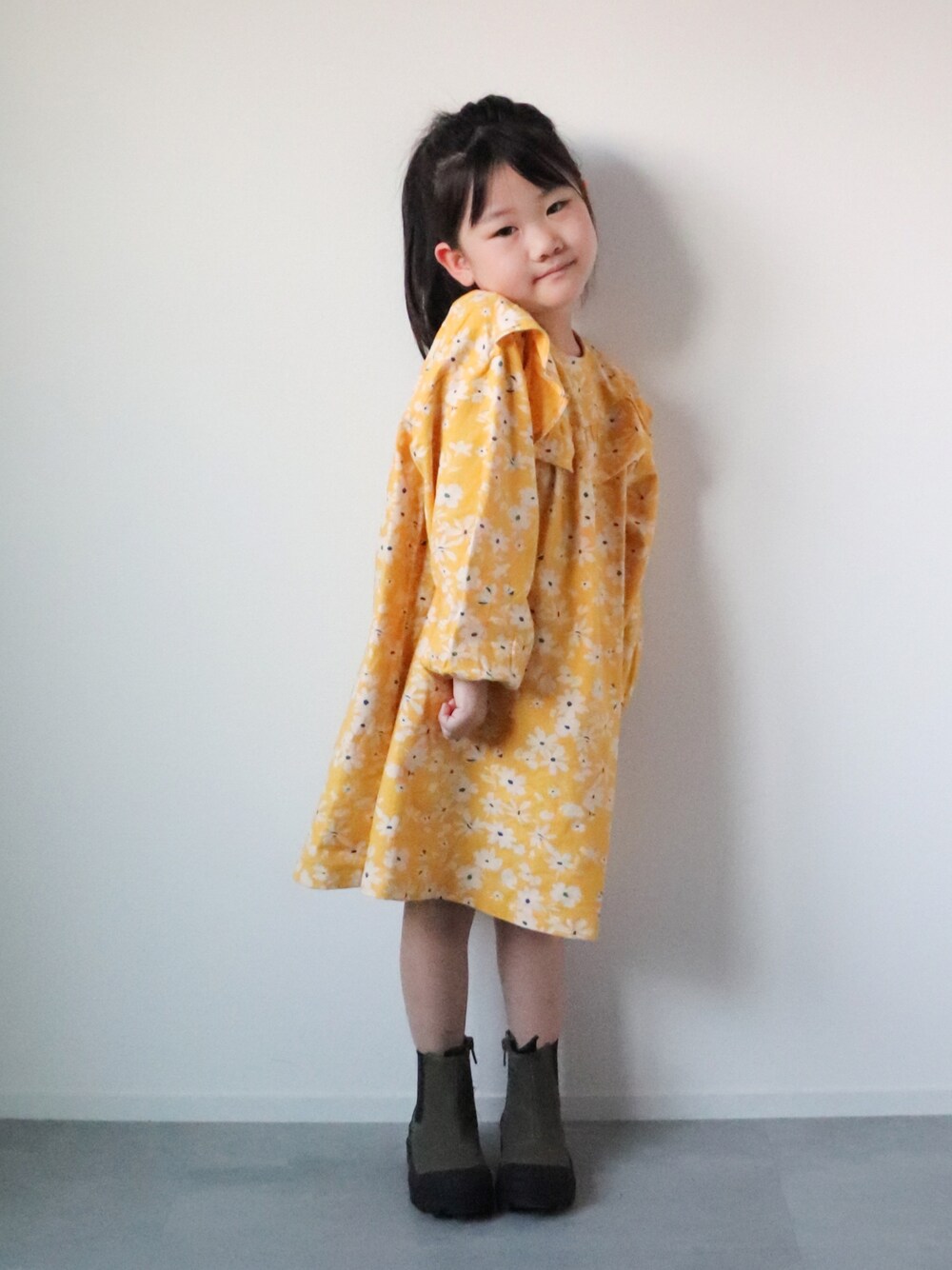 「BREEZEの4色2柄ワンピース（ワンピース、イエロー系）」を使った、KISA / SANAさん（キッズ・100cm）の秋コーディネートの1枚目の写真