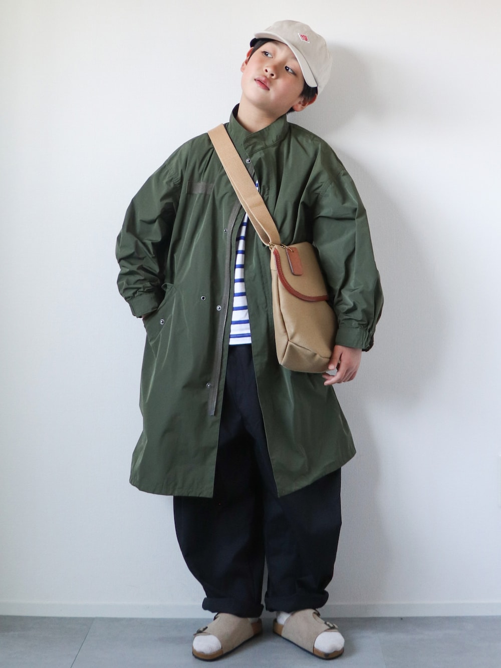 「コート、ミリタリー、ボーダー、カラーパンツ、韓国子供服、ショルダーバッグ、たすき掛け、キャップ、春色、春コーデ、きれいめカジュアル、ワイドパンツ、7歳、おとこのこ、ビッグシルエット」｜「DANTONのDANTON | コットンツイル 6パネルキャップ（キャップ、ホワイト系）」を使った、KISA / SANAさん（キッズ・130cm）の冬コーディネートの1枚目の写真