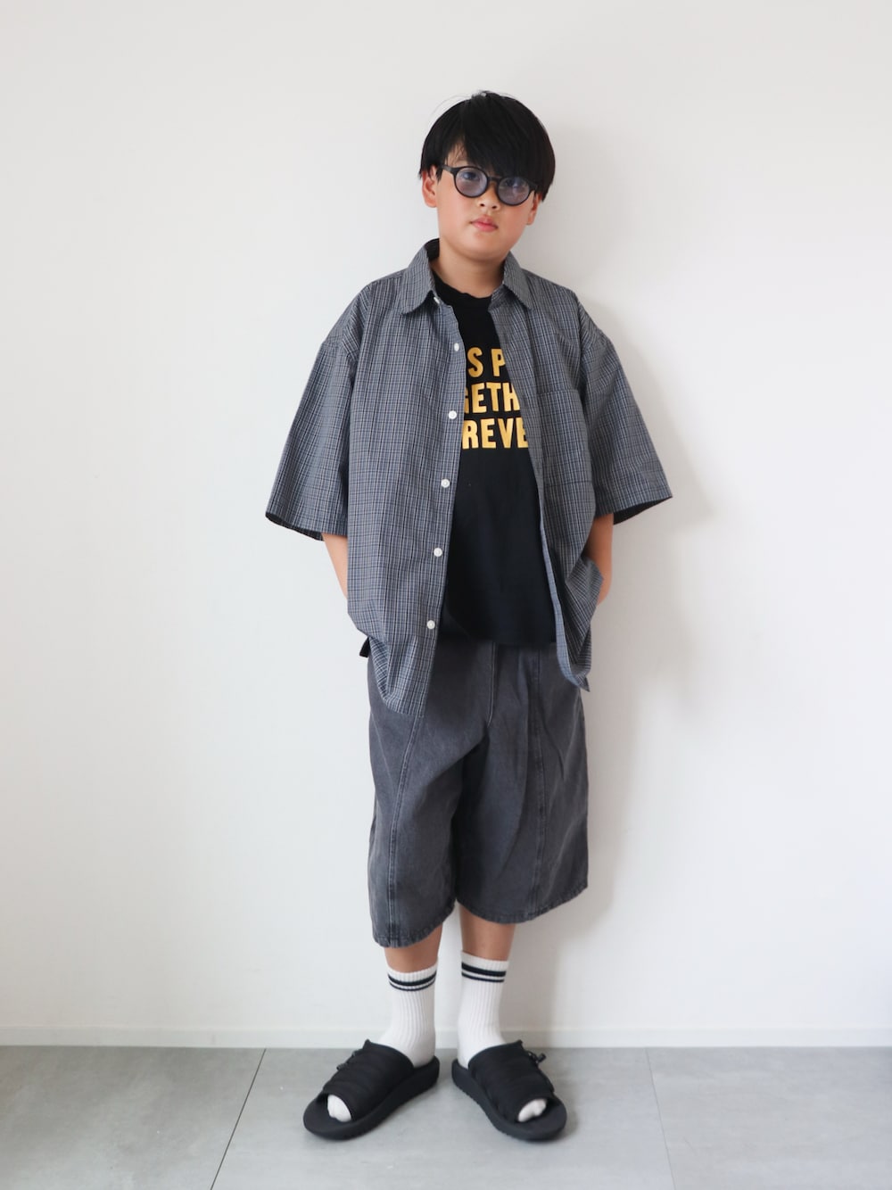「夏ルックで気分アップ、デニム、ロゴT、半袖シャツ、デニムハーフパンツ、ジョーツ、サングラス、お出かけコーデ、柄シャツ、サンダル、UNIQLO、GU、プチプラ、小学生、おとこのこ」｜「GENERATORのGENERATOR/ジェネレーター LET'S PLAY Tシャツ（Tシャツ/カットソー、ブラック系）」を使った、KISA / SANAさん（キッズ・148cm）の夏コーディネートの1枚目の写真