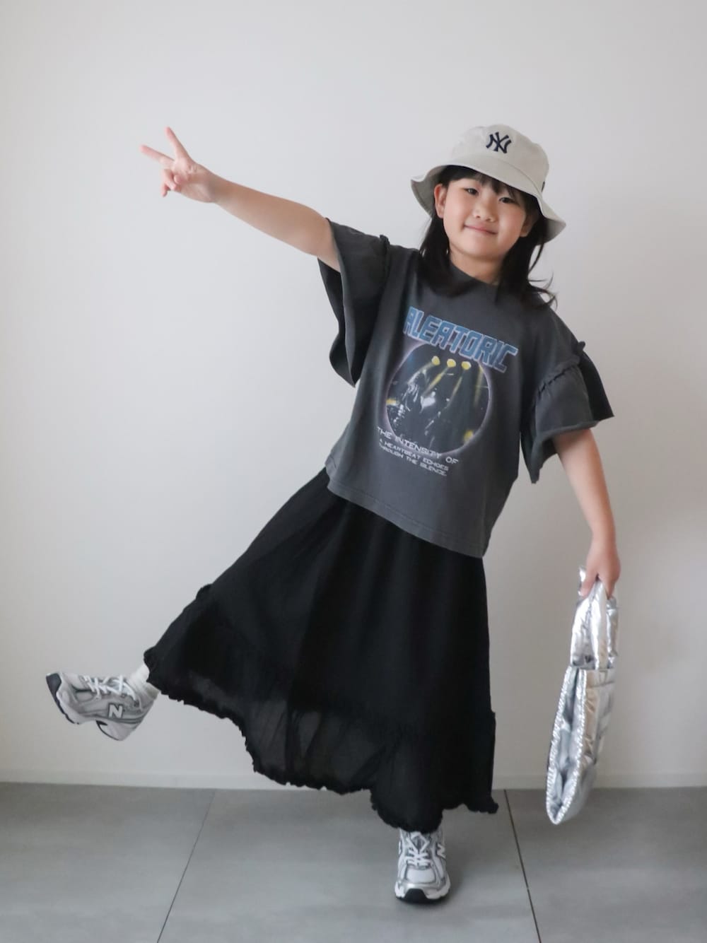 「ロンT、古着MIX、春コーデ、カジュアルコーデ、モノトーン、Tシャツ、お出かけコーデ、バケットハット、オールブラック、シルバー、スニーカー、小学生、おんなのこ」｜「LOWRYS FARMのフリルバンドＴＳＳ　 319678（Tシャツ/カットソー、グレー系）」を使った、KISA / SANAさん（キッズ・125cm）の春コーディネートの1枚目の写真