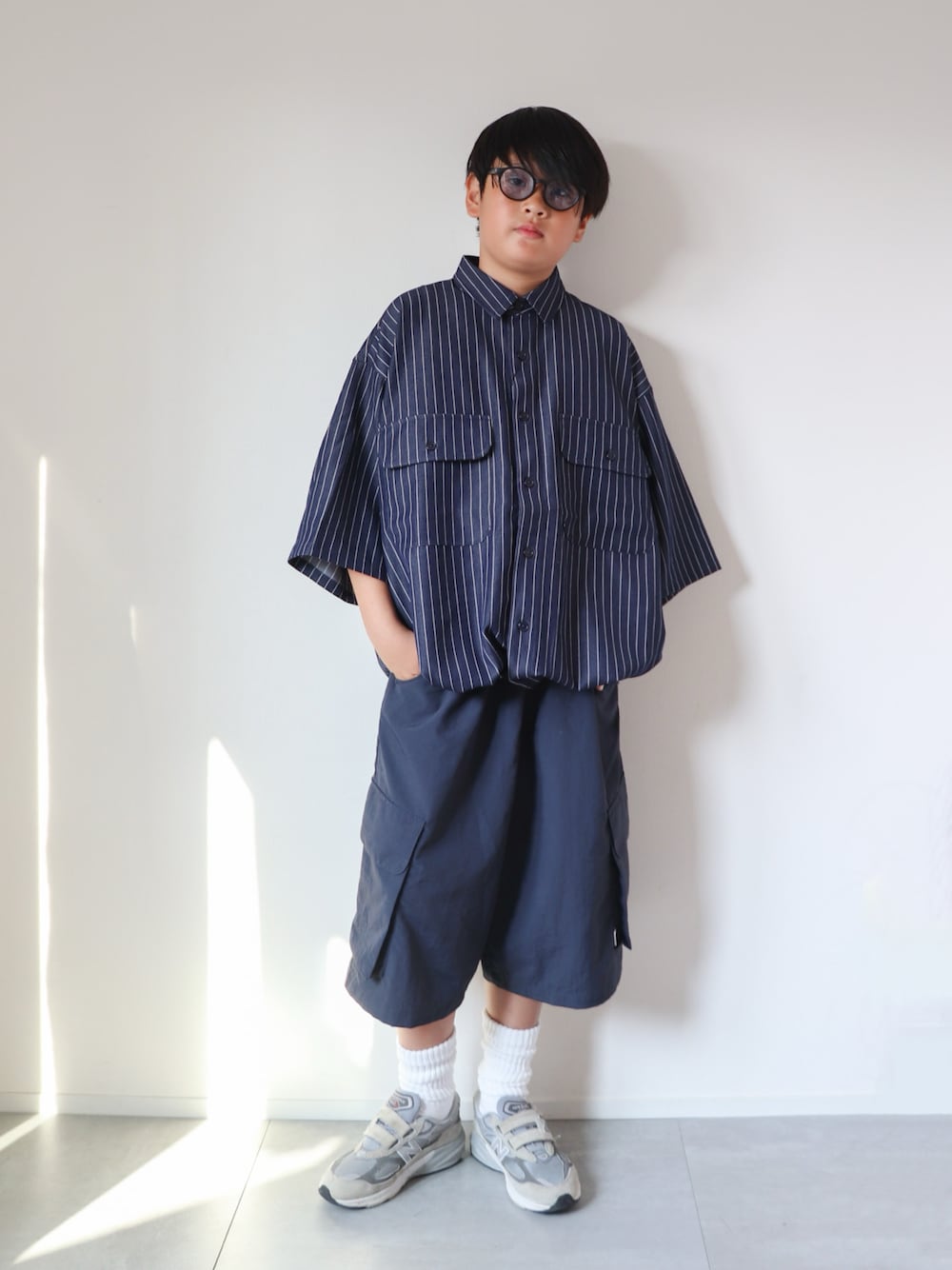 「夏ルックで気分アップ、柄シャツ、シャツスタイル、お出かけコーデ、休日スタイル、カラーコーデ、カーゴパンツ、サングラス、カジュアルコーデ、ハーフパンツ、ワイドパンツ、夏コーデ、小学生、おとこのこ」｜「WETTEMPTのDUNGAREE STRIPE DRAW CORD SHIRT /ダンガリーストライプドローコードシャツ（シャツ/ブラウス、ブルー系）」を使った、KISA / SANAさん（キッズ・148cm）の夏コーディネートの1枚目の写真