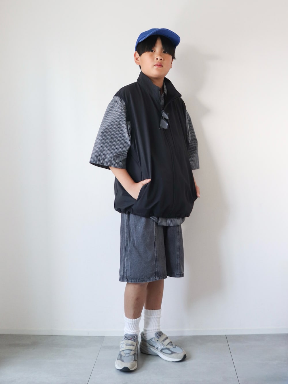「夏ルックで気分アップ、デニム、ジョーツ、ベスト、柄シャツ、シャツスタイル、デニムハーフパンツ、きれいめカジュアル、モノトーン、UNIQLO、GU、プチプラ、ハーフパンツ、小学生、おとこのこ」｜「GUのブロードオーバーサイズチェックシャツ（シャツ/ブラウス、グレー系）」を使った、KISA / SANAさん（キッズ・148cm）の夏コーディネートの1枚目の写真