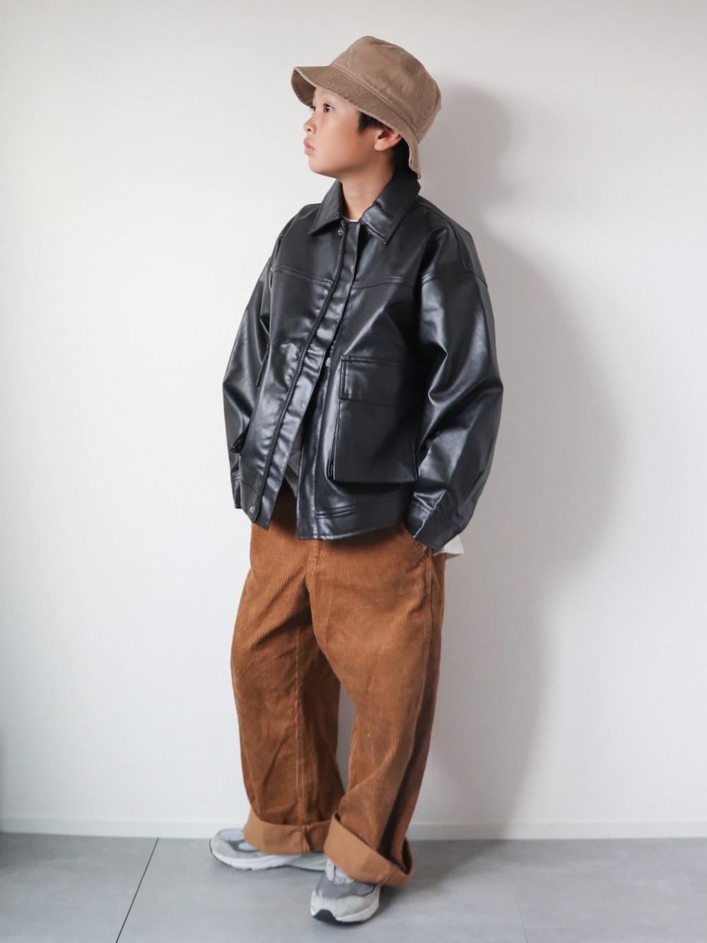 「重ね着ベストシーズン、ストリート、レザー、ブルゾン、秋コーデ、ジャケット、コーデュロイ、ワイドパンツ、バケットハット、ファッションを楽しもう、カジュアルコーデ、古着MIX、ビッグシルエット」｜「NEW ERAのニューエラ キッズ バケットハット（ハット、ベージュ系）」を使った、KISA / SANAさん（キッズ・135cm）の秋コーディネートの1枚目の写真