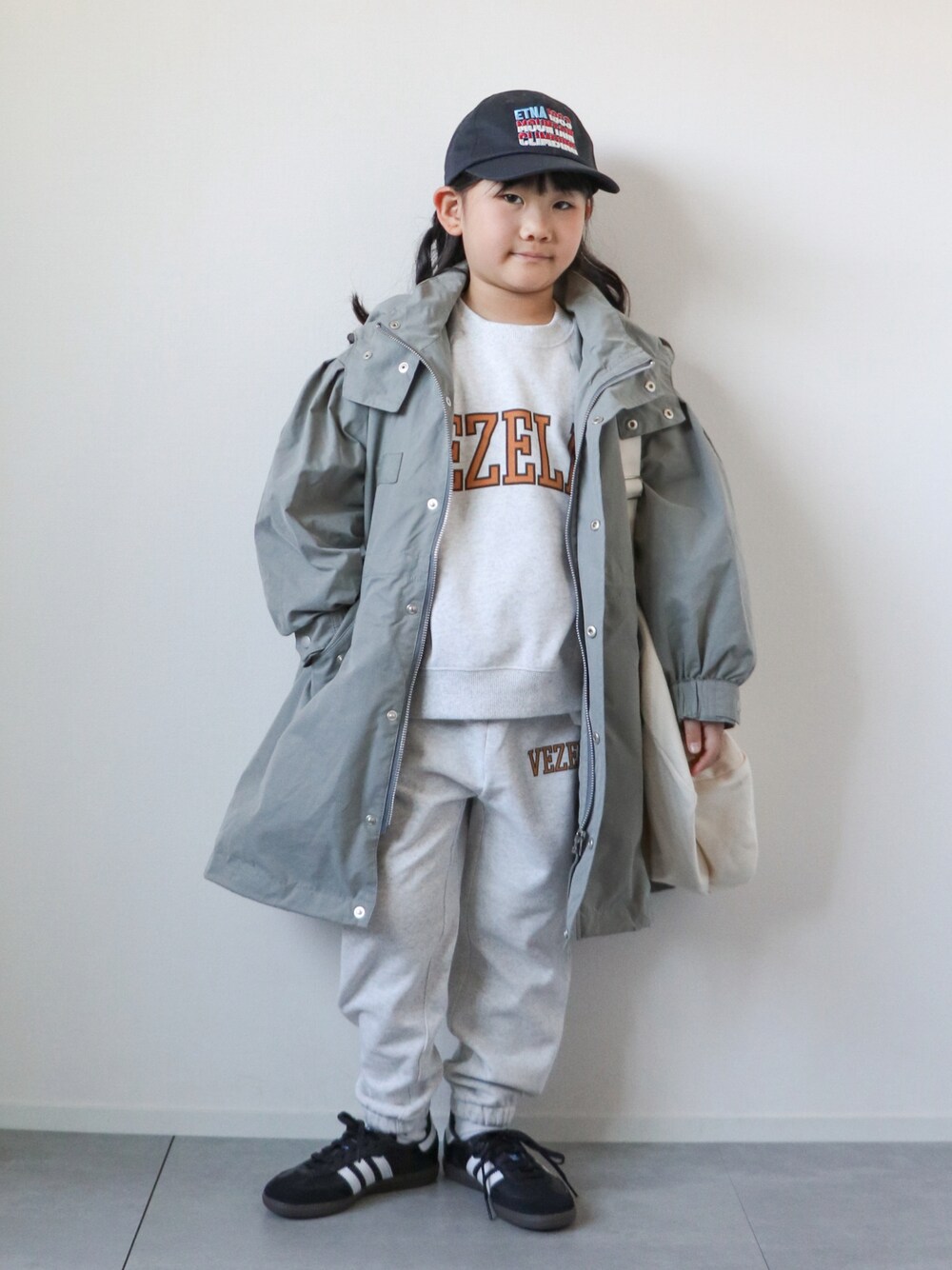 「ホワイトコーデ」｜「LOWRYS FARMのツイルシシュウＣＡＰ　979830（キャップ、ブルー系）」を使った、KISA / SANAさん（キッズ・110cm）の秋コーディネートの1枚目の写真