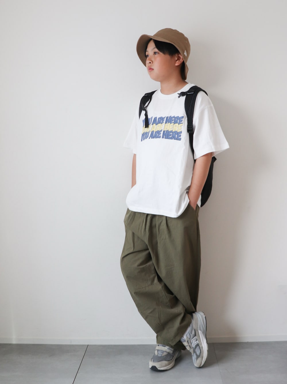 「やっぱり帽子が好き、通学コーデ、ロゴT、ワイドパンツ、バケットハット、プチプラ、mounten、リュック、黒リュック、アースカラー、白Tシャツ」｜「ARCH & LINEの《環境配慮素材》ORGANIC COTTON TEE オーガニックコットン 人気素材  Tシャツ（Tシャツ/カットソー、ホワイト系）」を使った、KISA / SANAさん（キッズ・145cm）の春コーディネートの1枚目の写真