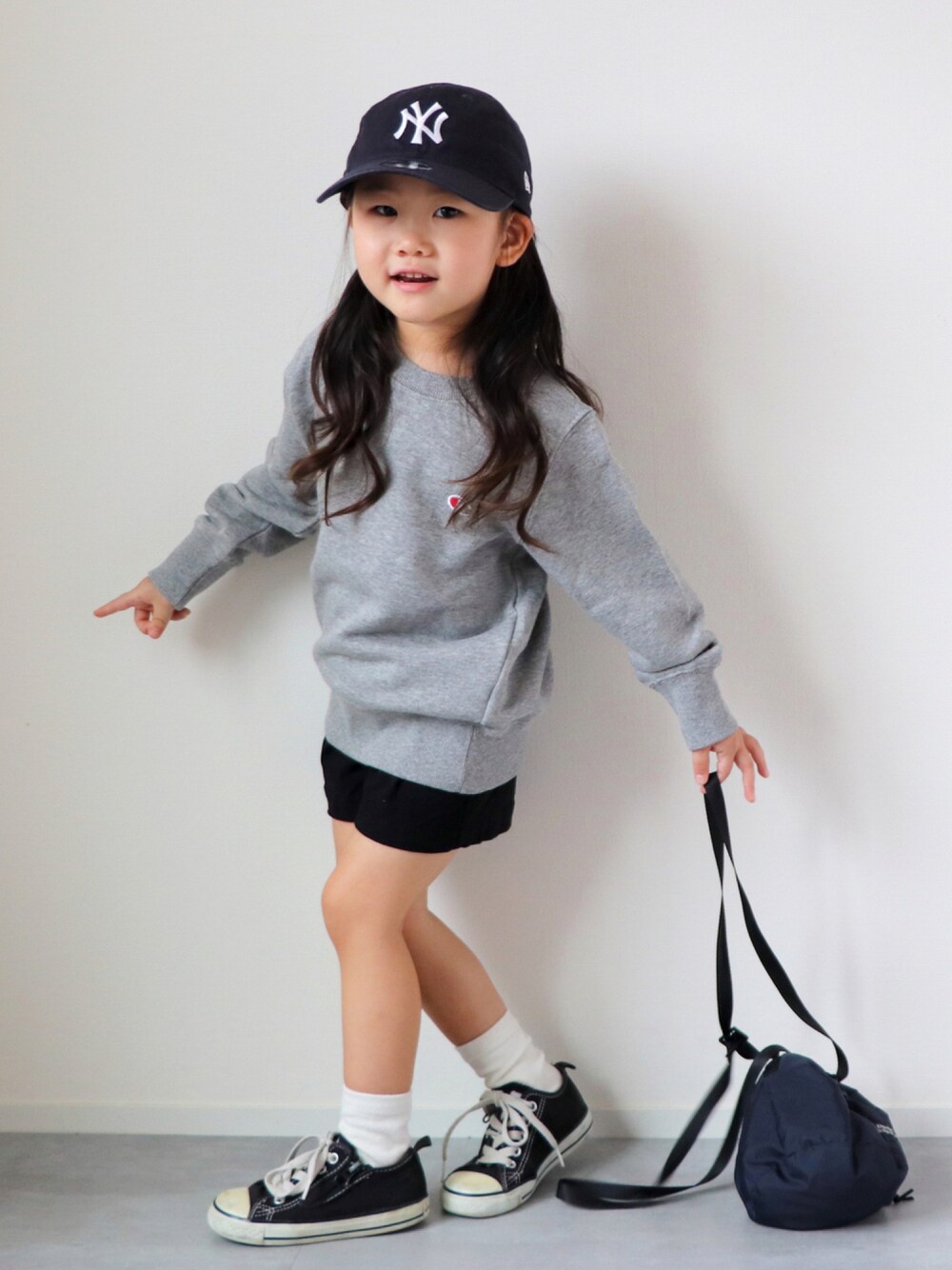 「スウェット、チャンピオン、キャップ、devirock、ショートパンツ、モノトーン、ボーイッシュ、巾着バッグ、秋服準備はじめました、オーバーサイズ、ゆるコーデ、シンプルコーデ、3歳、おんなのこ」｜「NEW ERAのNEWERA ニューエラ KIDS 9TWENTY ニューヨーク・ヤンキース（キャップ、ブルー系）」を使った、KISA / SANAさん（キッズ・120cm）の秋コーディネートの1枚目の写真