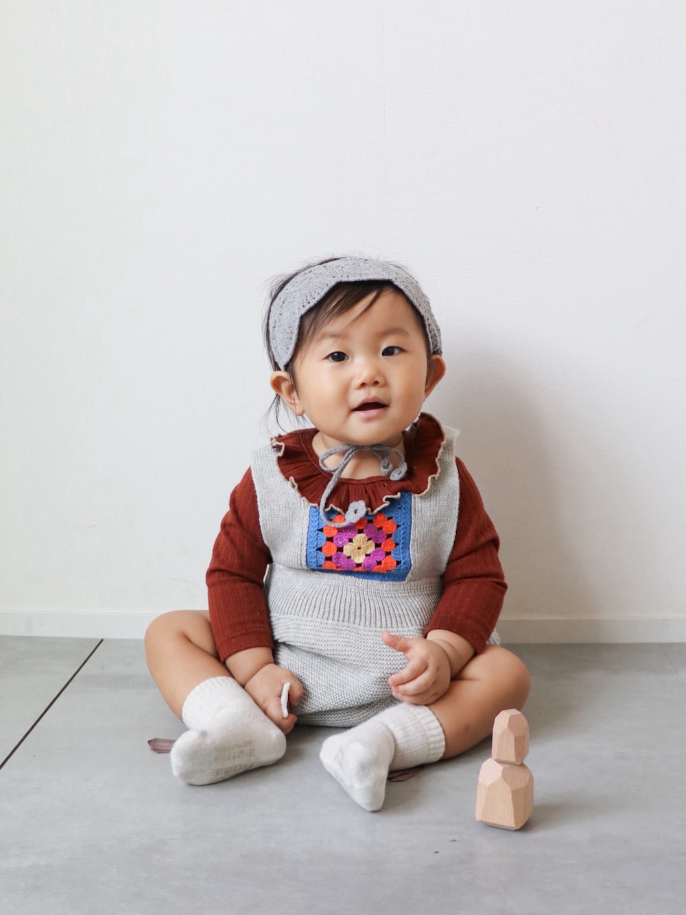 「秋服準備はじめました、ニット、ベビーコーデ、ベビー、赤ちゃん、赤ちゃんコーデ、ロンパース、ヘアバンド、生後11ヶ月、０歳、グレー、ブラウン」｜「CIAOPANIC TYPYの【BABY】【Qinn】かぎ針バンド（その他ベビーウェア、グレー系）」を使った、KISA / SANAさん（キッズ・148cm）の秋コーディネートの1枚目の写真