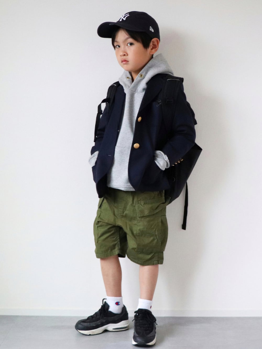 「スニーカー、ミリタリー、NIKE、キャップ、チャンピオン、パーカー、秋のコーデ、カーゴパンツ、ニューエラ、ハーフパンツ、きれいめカジュアル、エアマックス、カジュアルコーデ、おとこのこ、5歳」｜「NEW ERAのNEWERA ニューエラ KIDS 9TWENTY ニューヨーク・ヤンキース（キャップ、ブルー系）」を使った、KISA / SANAさん（キッズ・120cm）の秋コーディネートの1枚目の写真
