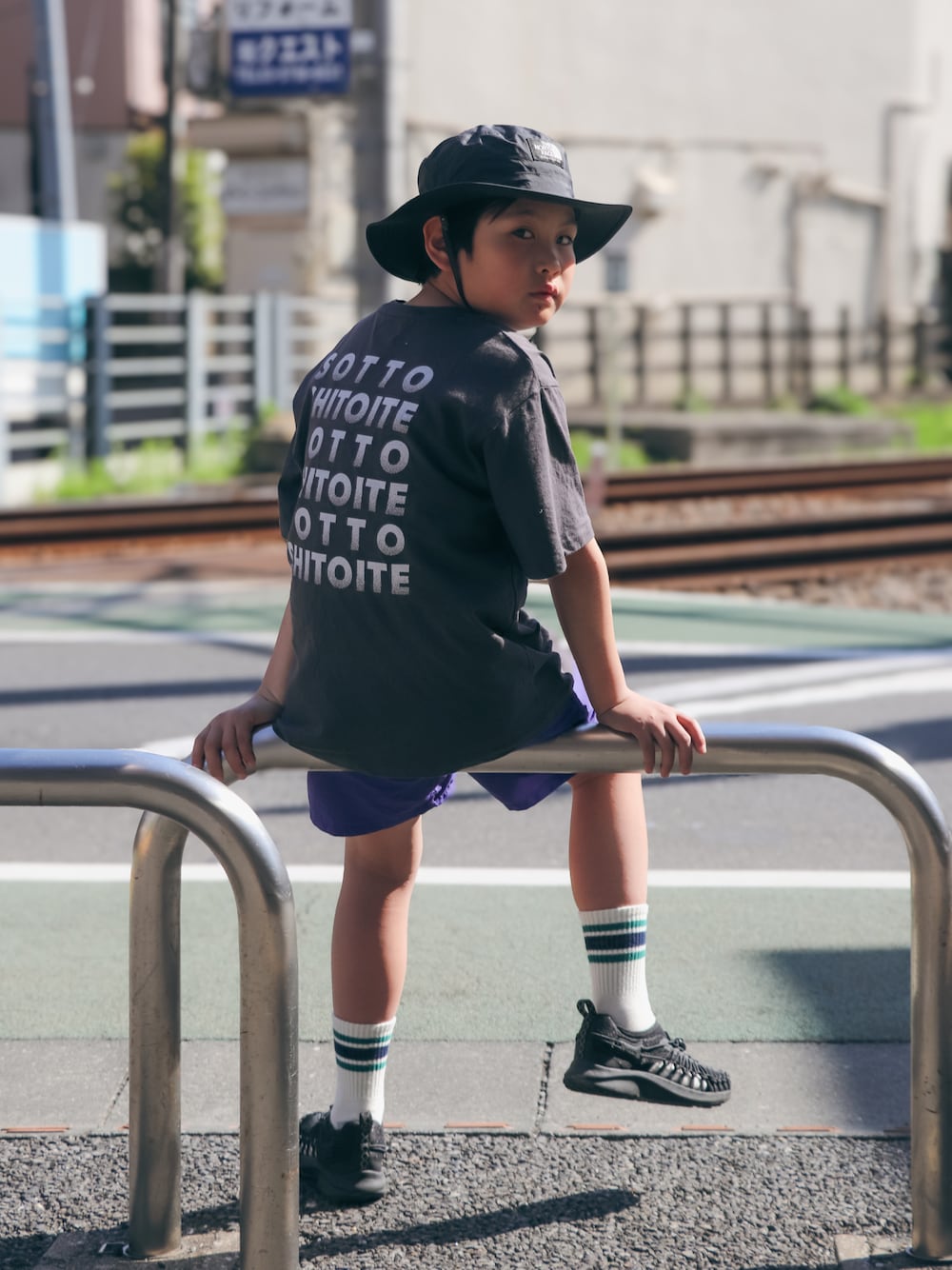 「アウトドア、アウトドアスタイル、カラーパンツ、ハーフパンツ、ショートパンツ、大人カジュアル、古着MIX、お出かけコーデ、休日スタイル、lowrysfarmkids、カジュアルコーデ、シンプルコーデ、サンダル、小学生コーデ、小学生」｜「ARCH & LINEの五分袖プリントTシャツ 5/S WIDE  SOTTO TEE（Tシャツ/カットソー、ブラック系）」を使った、KISA / SANAさん（キッズ・145cm）の春コーディネートの1枚目の写真