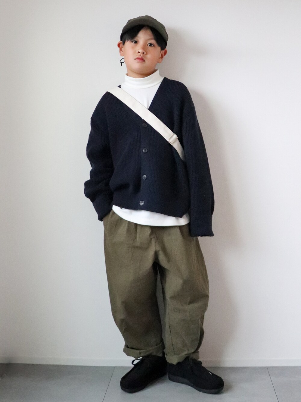 「カジュアルコーデ、プチプラ、ブーツ、ショルダーバッグ、レイヤードスタイル、ニット、タートルネック、UNIQLO」｜「THE NORTH FACEの＜THE NORTH FACE＞アクティブライト キャップ（キャップ、グリーン系）」を使った、KISA / SANAさん（キッズ・135cm）の冬コーディネートの1枚目の写真