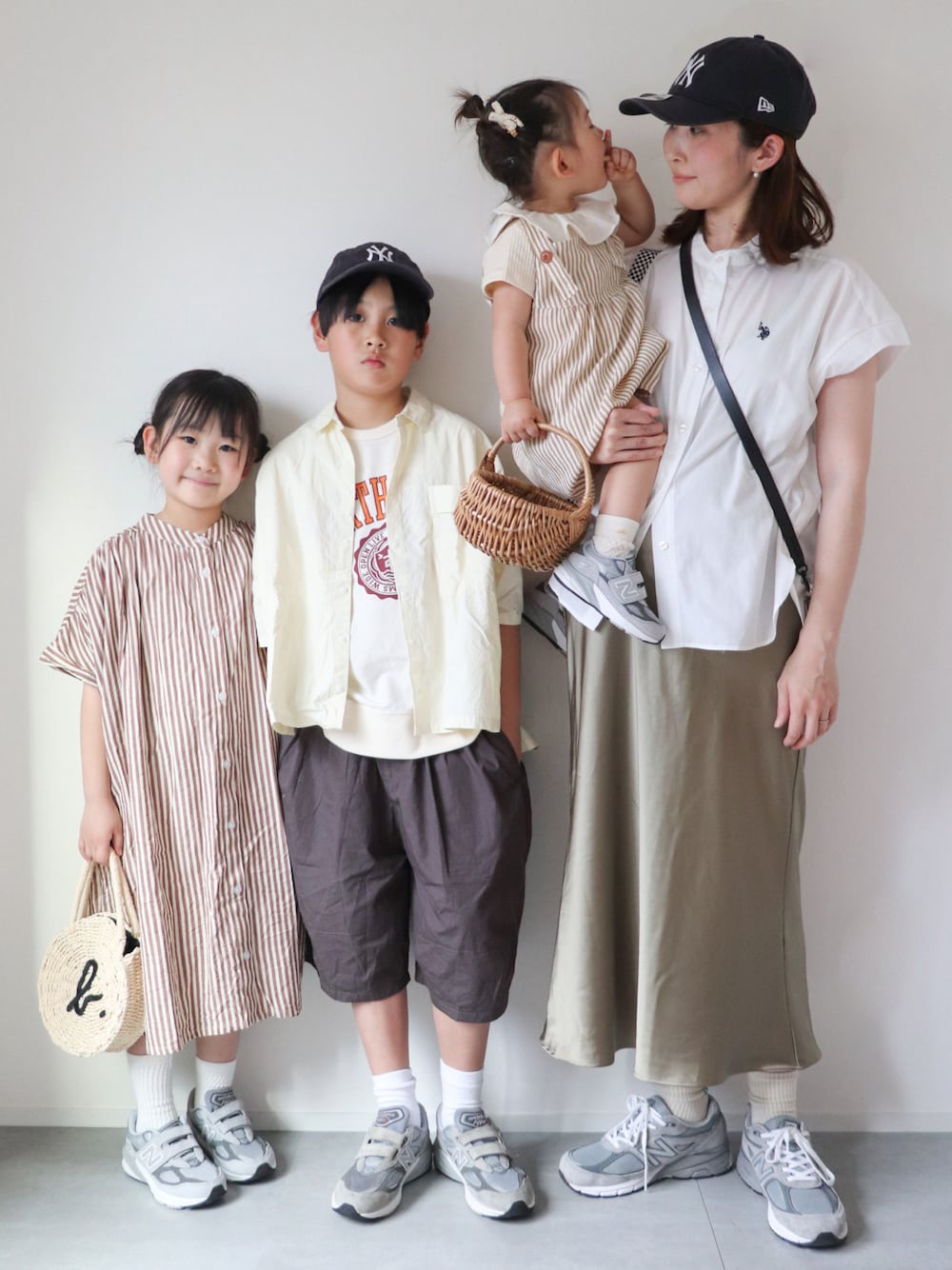 「休日スタイル、お出かけコーデ、親子コーデ、ワンピース、シャツスタイル、サテン、キャップ、スニーカー、カジュアルコーデ、韓国子供服、パステルカラー、春夏コーデ、プチプラ、ショートパンツ、リンクコーデ」｜「Ampersandの【premier】ドロップショルダーシャツ（シャツ/ブラウス、ホワイト系）」を使った、KISA / SANAさん（キッズ・138cm）の春コーディネートの1枚目の写真
