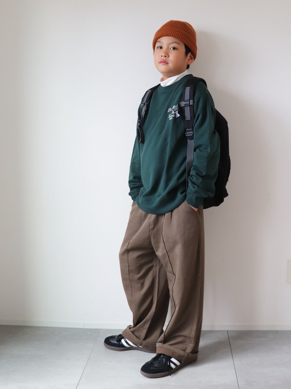 「スポーツミックス、シンプル、アースカラー、スラックス、レイヤードスタイル、ニット帽、ユニクロ、UNIQLO、プチプラ、リュック、スニーカー、秋服まるっと大公開、秋コーデ、スウェット、カジュアル」｜「REBALANCEのビーニー　ユニセックス（ラウンド型）（ニットキャップ/ビーニー、その他）」を使った、KISA / SANAさん（キッズ・142cm）の秋コーディネートの1枚目の写真