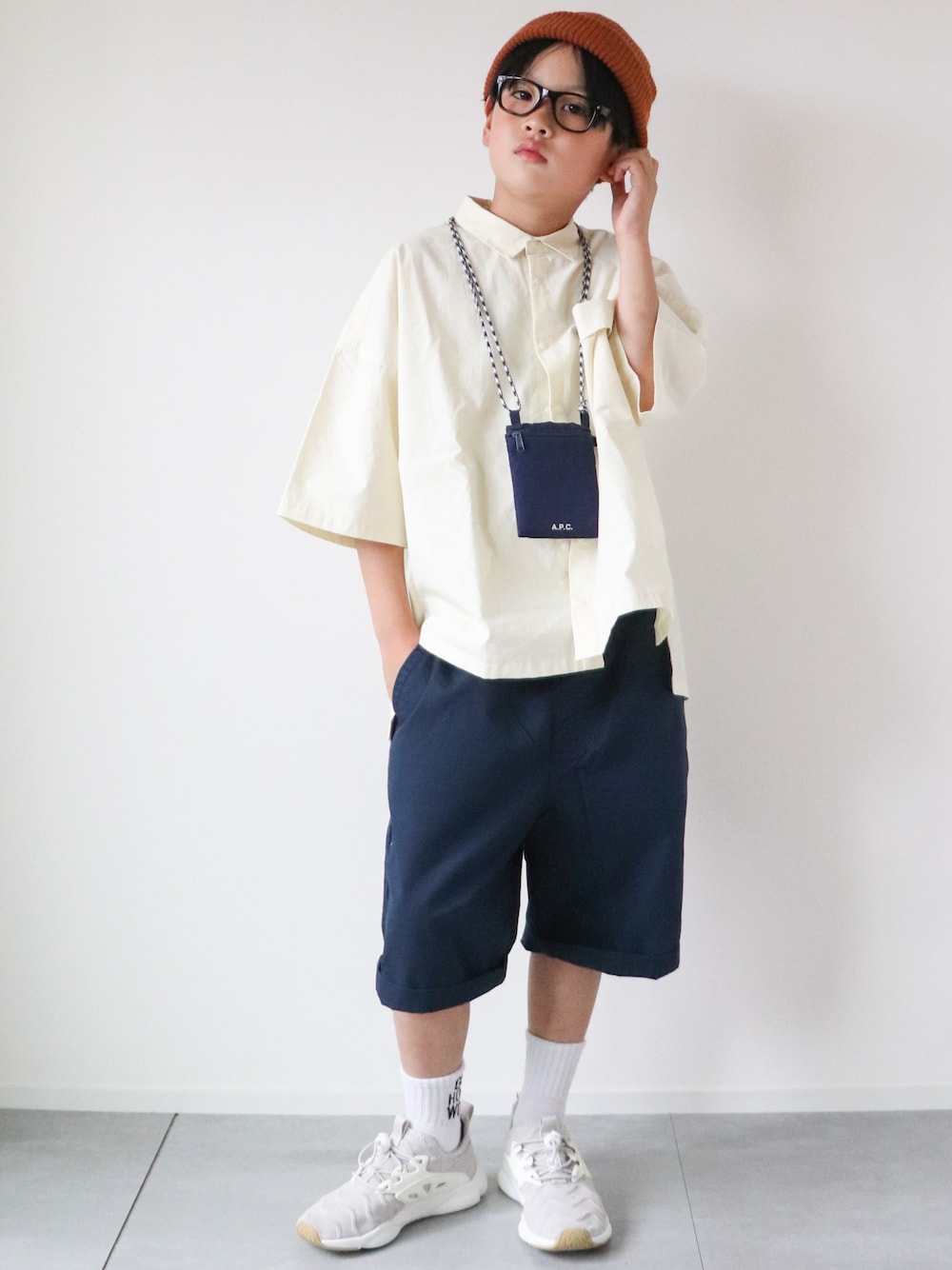 「めがね、ポシェット、夏コーデ、シャツスタイル、ハーフパンツ、ショートパンツ、プチプラ、白スニーカー、モノトーン、ビッグシルエット、シンプルコーデ、カジュアルコーデ」｜「REBALANCEのビーニー　ユニセックス（ラウンド型）（ニットキャップ/ビーニー、その他）」を使った、KISA / SANAさん（キッズ・130cm）の夏コーディネートの1枚目の写真