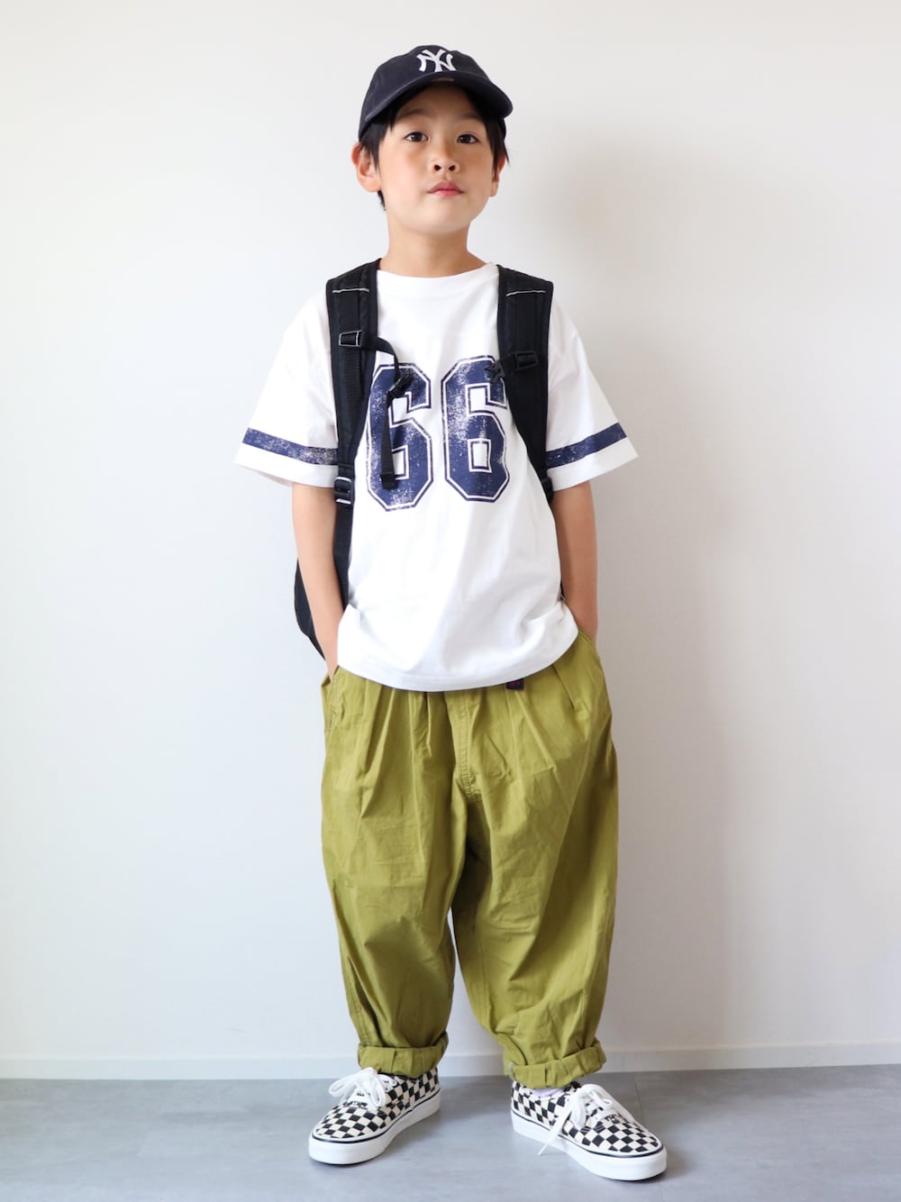 「夏コーデ、カラー×コーデ、白Tシャツ、GU、プチプラ、通学コーデ、カラーパンツ、チェッカーフラッグ、スニーカーコーデ、小学生、リュック、黒リュック、6歳、おとこのこ」｜「NEW ERAのNEWERA ニューエラ KIDS 9TWENTY ニューヨーク・ヤンキース（キャップ、ブルー系）」を使った、KISA / SANAさん（キッズ・123cm）の夏コーディネートの1枚目の写真