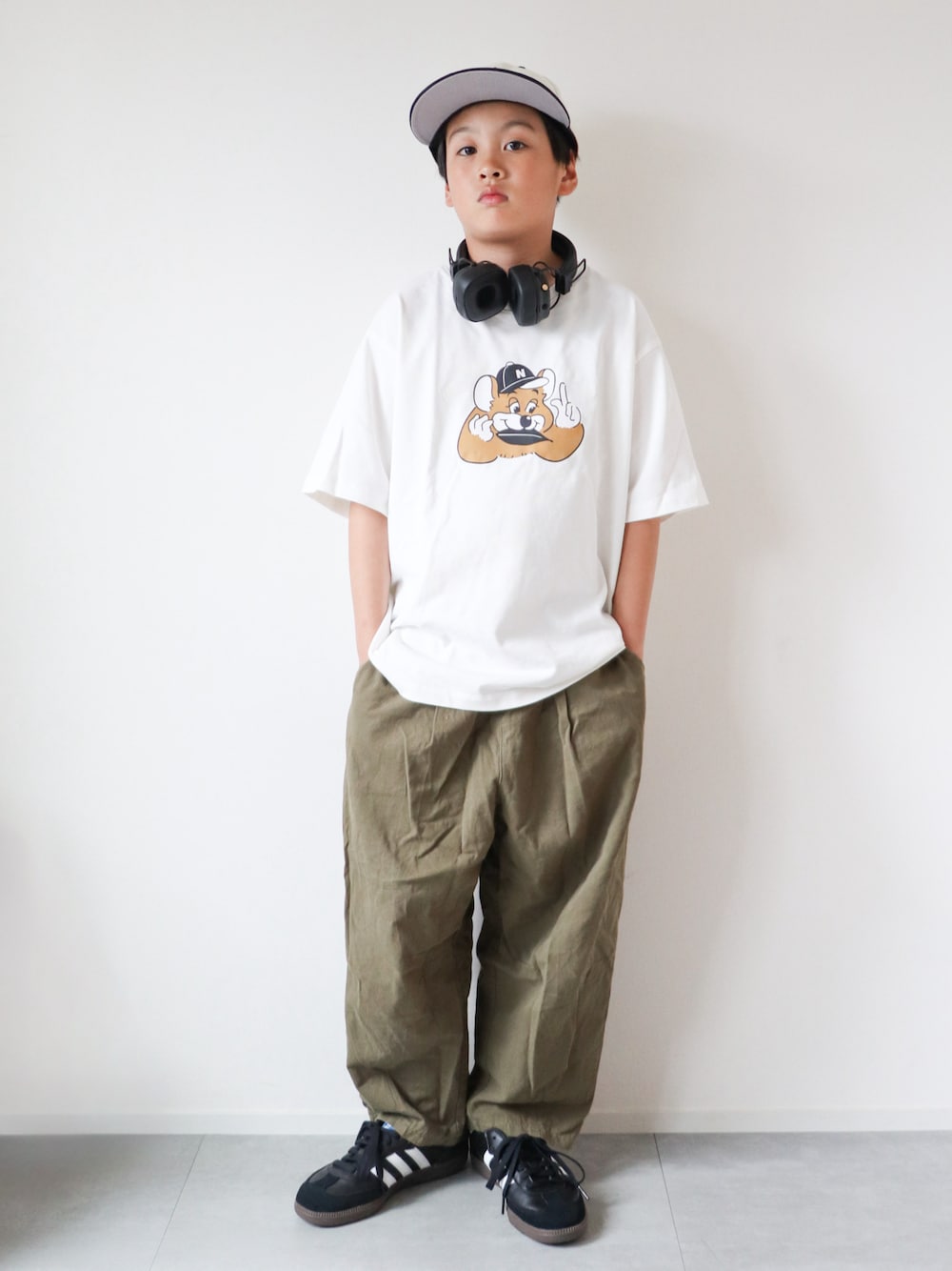 「古着MIX、フェススタイル、ロゴT、夏コーデ、休日スタイル、Tシャツ、スニーカー、キャップ、ストリート、カジュアルコーデ、お出かけコーデ」｜「NEW ERAの【NEWERA×JS / ニューエラ】別注 NY LP5950（キャップ、ホワイト系）」を使った、KISA / SANAさん（キッズ・138cm）の夏コーディネートの1枚目の写真