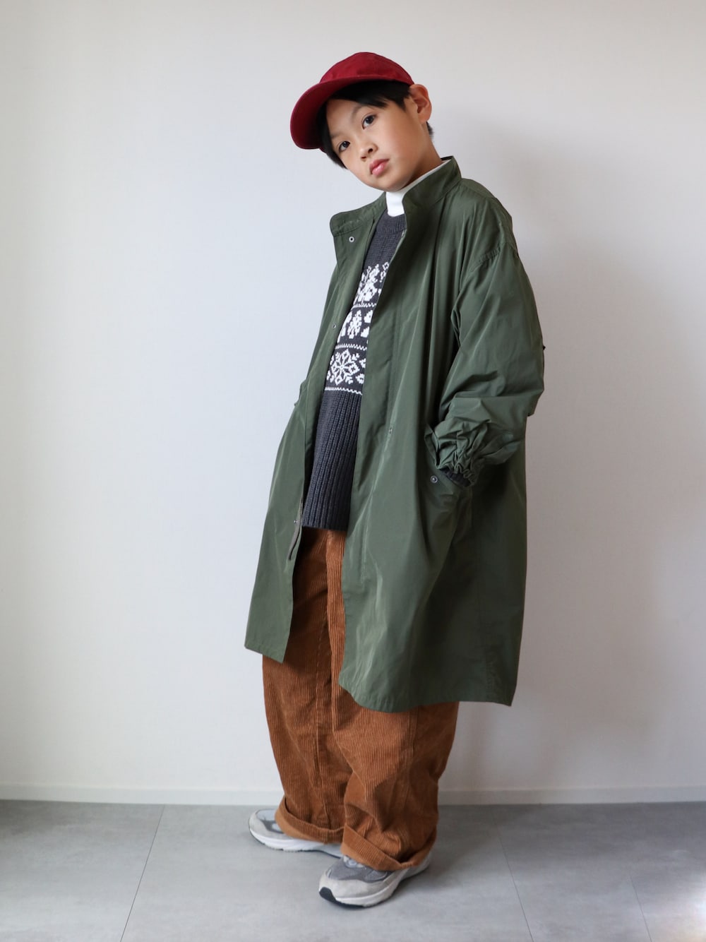 「冬アウター、クリスマスに着たい服、ニット、レイヤードスタイル、古着MIX、赤、コーデュロイ、タートルネック、ロングコート、キャップ、スニーカー、マイベストコーデ2023」｜「U.S. POLO ASSN.の【U.S. POLO ASSN.】クラシックツイル ベースボールキャップ/ローキャップ（キャップ、レッド系）」を使った、KISA / SANAさん（キッズ・135cm）の冬コーディネートの1枚目の写真