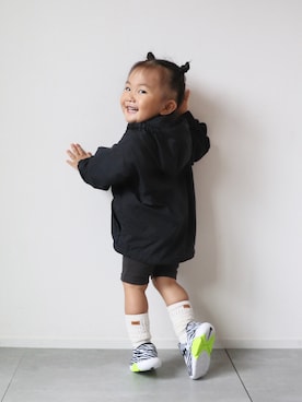 「NIKE（ナイキ）のNIKE ナイキ 11-12SWOOSH GO (BT) スウッシュ ゴー BT KIB3362 001BLACK/WHITE（スニーカー、ブラック系）」を使った、KISA / SANAさん（キッズ・100cm）の秋コーディネート