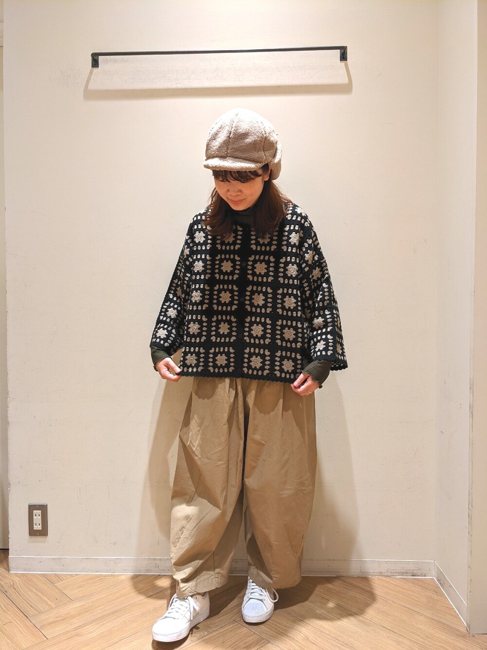 ベージュ系のその他パンツ、ブラック系のカーディガン/ボレロ、グリーン系のTシャツ/カットソーを着用したレディースの秋コーディネートの1枚目の写真