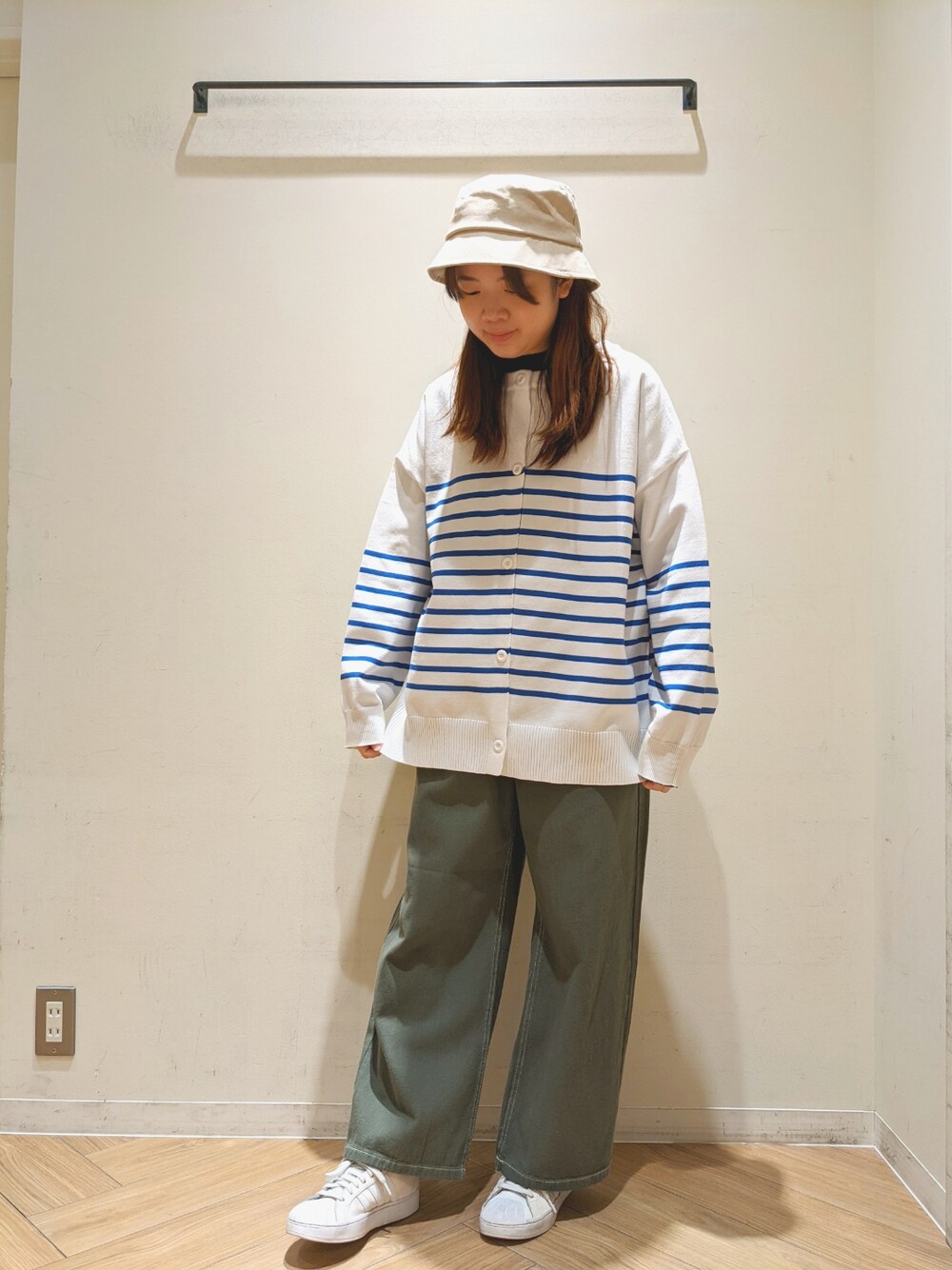 グリーン系のその他パンツ、ブルー系のカーディガン/ボレロ、ブラック系のTシャツ/カットソーを着用したレディースの冬コーディネートの1枚目の写真