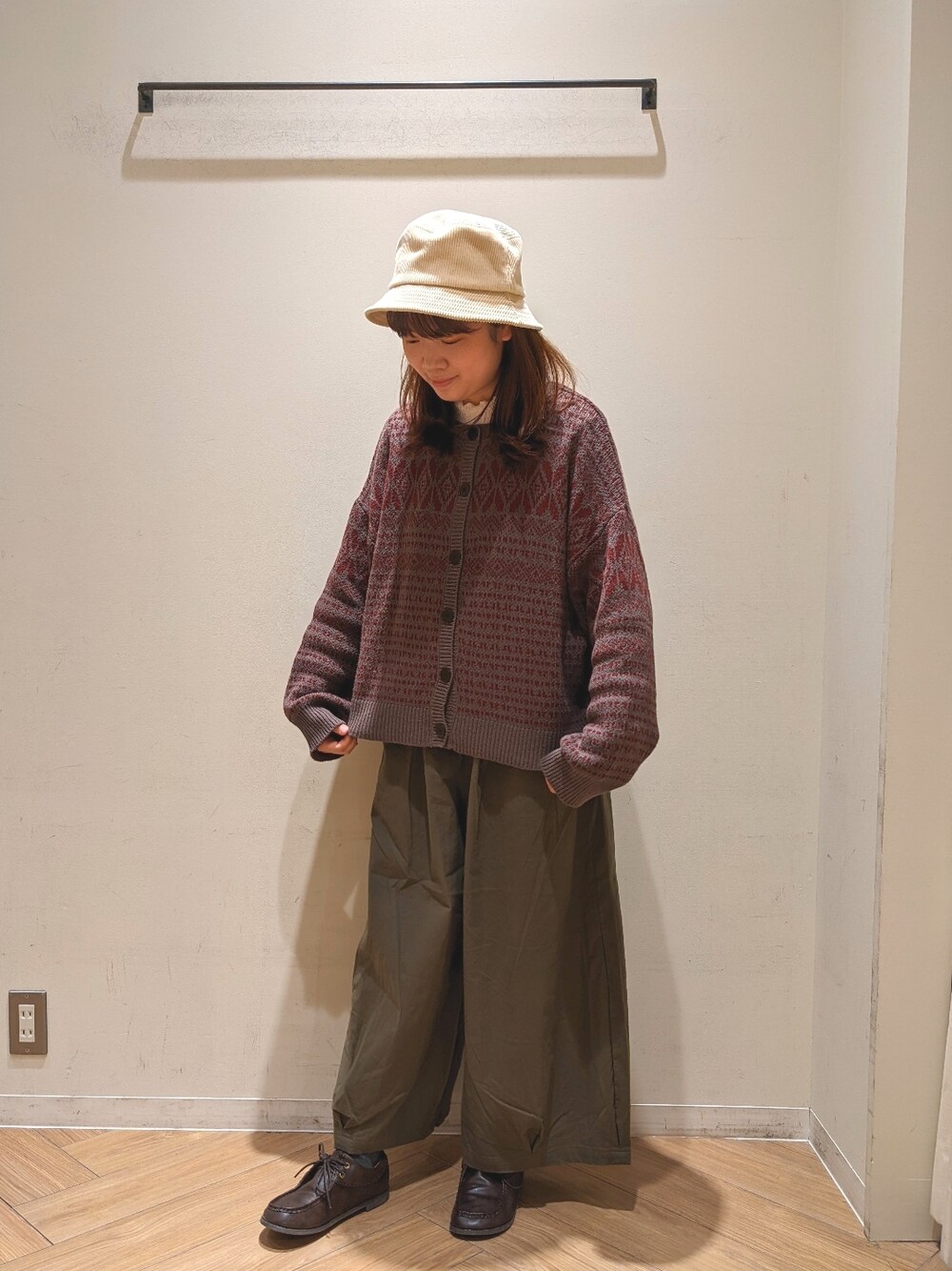 グレー系のカーディガン/ボレロ、グリーン系のパンツ、ブラウン系のその他シューズを着用したレディースの秋コーディネートの1枚目の写真