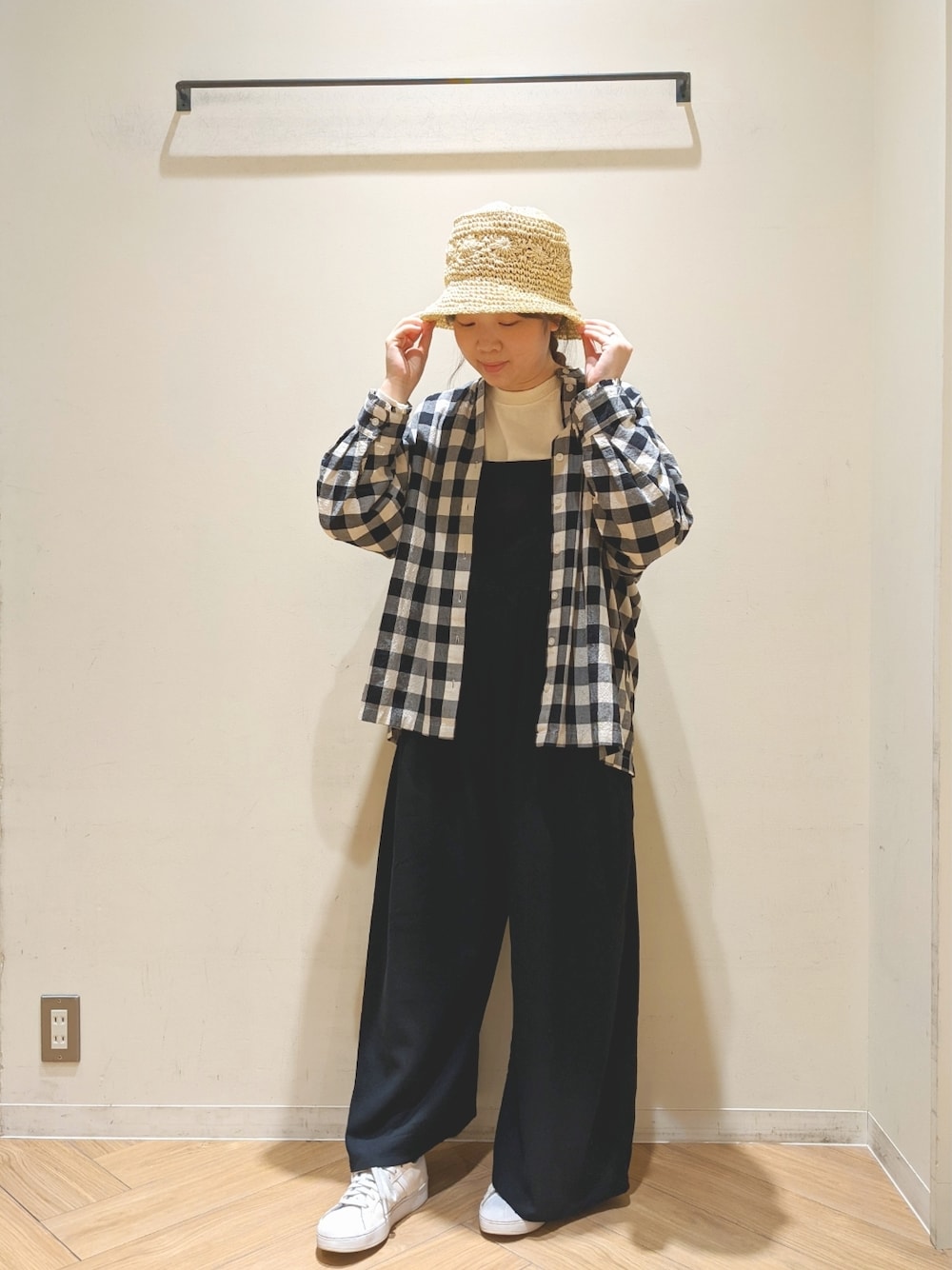 ブラック系のシャツ/ブラウス、ホワイト系のTシャツ/カットソー、ブラック系のその他パンツを着用したレディースの春コーディネートの1枚目の写真