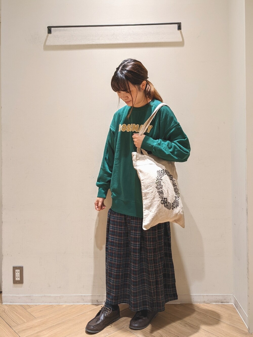 グリーン系のTシャツ/カットソー、グリーン系のワンピース、ブラウン系のその他シューズを着用したレディースの秋コーディネートの1枚目の写真