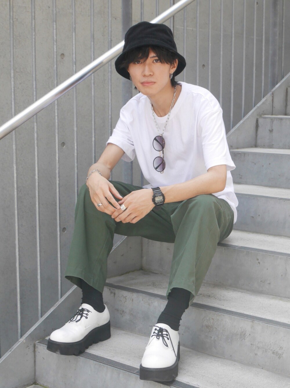 ホワイト系のTシャツ/カットソー、グリーン系のパンツ、ホワイト系のドレスシューズを着用したメンズの秋コーディネートの1枚目の写真