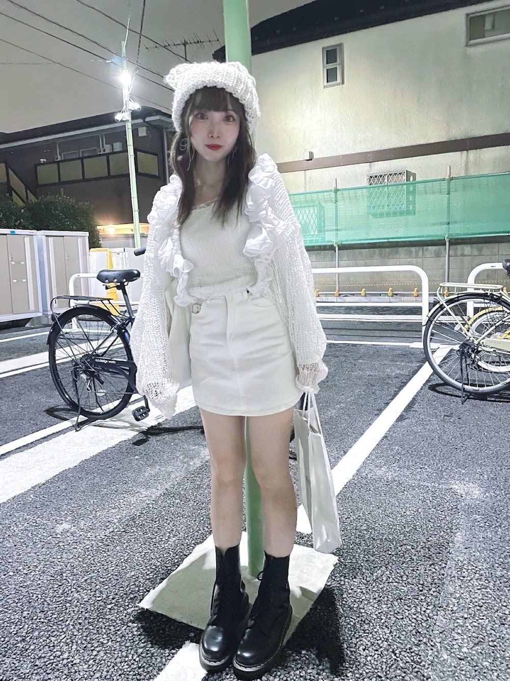 「デニム、レイヤードスタイル、秋コーデ、ニット帽、ニット、ニットコーデ、ワントーンコーデ、ドクターマーチン、オールホワイト、ミニスカート、ニットキャップ」｜「AS KNOW AS plusのローゲージネコ耳フリンジニット帽（ニットキャップ/ビーニー、ベージュ系）」を使った、キノさん（レディース・153cm）の秋コーディネートの1枚目の写真