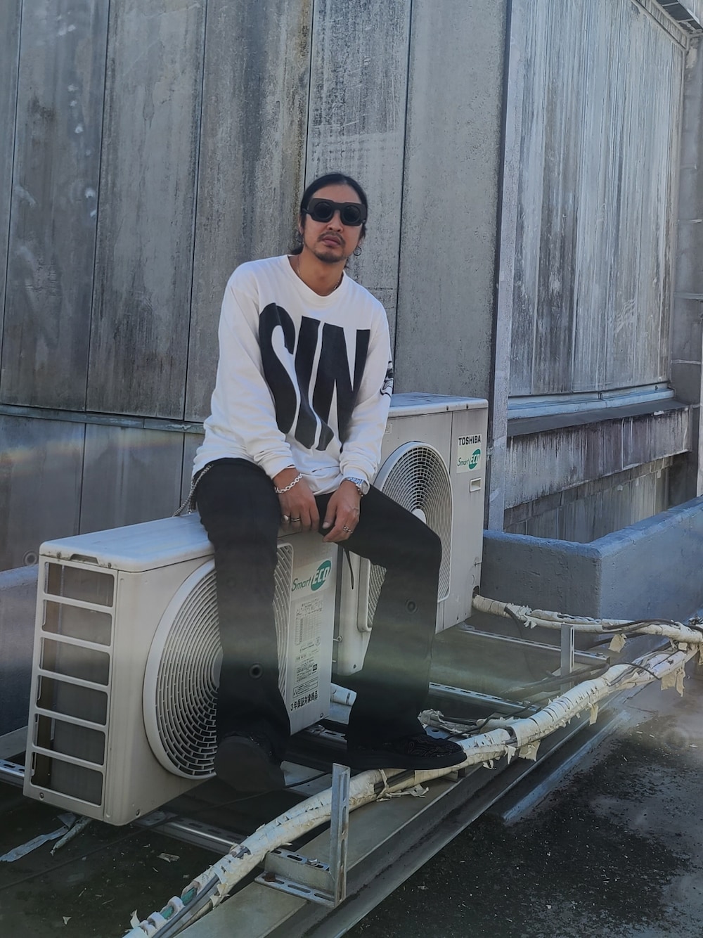 ホワイト系のTシャツ/カットソー、ブラック系のデニムパンツ、シルバー系のウォレットチェーンを着用したメンズの秋コーディネートの1枚目の写真