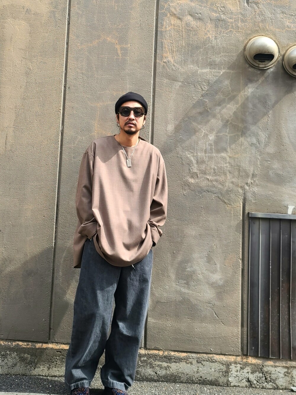 ブルー系のデニムジャケット、ブラウン系のシャツ/ブラウス、ブラック系のデニムパンツを着用したメンズの春コーディネートの4枚目の写真