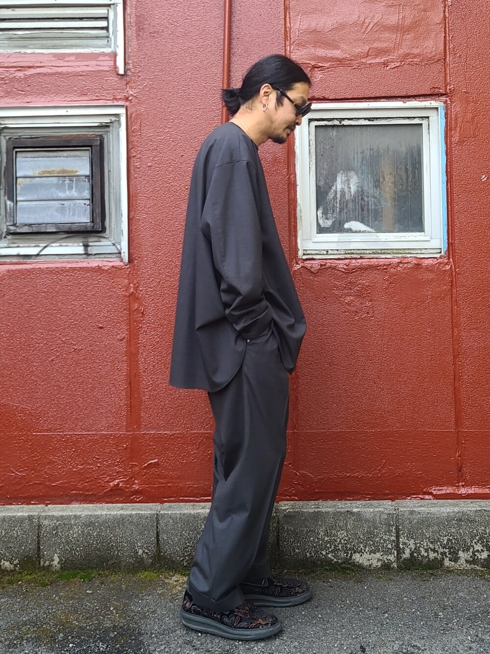 グレー系のシャツ/ブラウス、グレー系のスラックスを着用したメンズの冬コーディネートの4枚目の写真