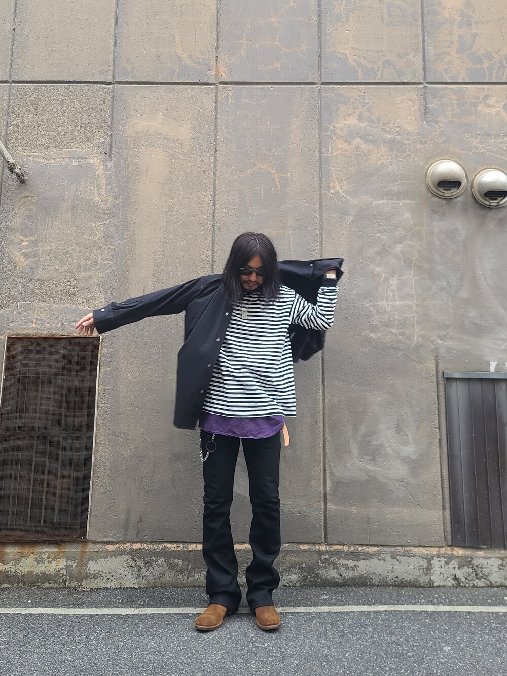 ブラック系のシャツ/ブラウス、ブラック系のTシャツ/カットソー、ブラック系のデニムパンツを着用したメンズの春コーディネートの2枚目の写真