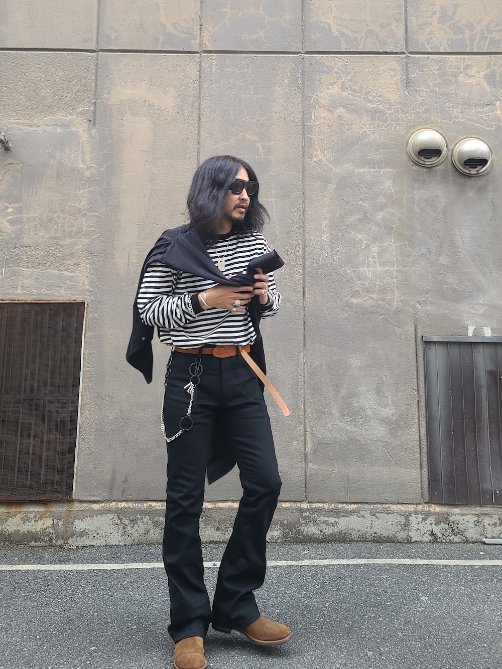 ブラック系のシャツ/ブラウス、ブラック系のTシャツ/カットソー、ブラック系のデニムパンツを着用したメンズの春コーディネートの3枚目の写真