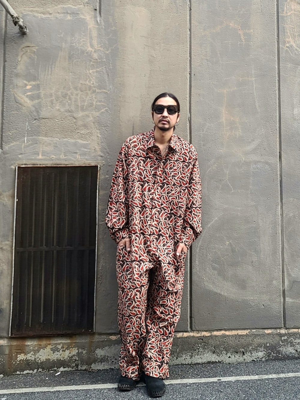 「春コーデ、春服みてみて、シャツスタイル、つなぎ、オーバーオール、レイヤードスタイル、タックイン、オーバーサイズ、大人カジュアル、サングラス、白シャツ、ペイズリー、私の推しブランド、edwina horl、lally_joe」｜「Edwina HorlのHBB BASTARD SHIRT〈OUT OF BALANCE〉（シャツ/ブラウス、ホワイト系）」を使った、HDKさん（メンズ・172cm）の春コーディネートの3枚目の写真