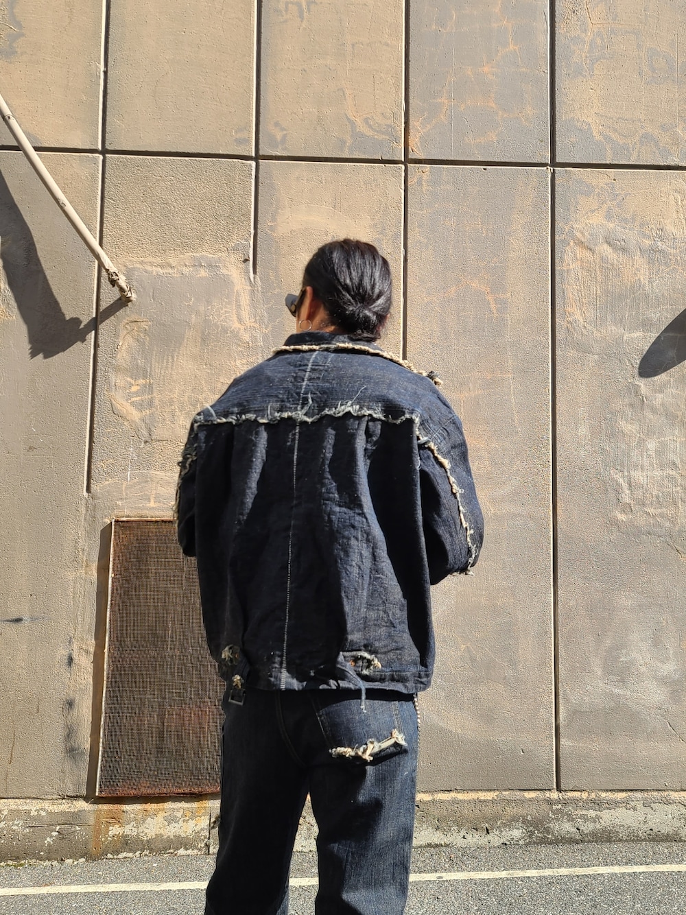 ブルー系のデニムジャケット、ブルー系のデニムパンツ、ブラック系のTシャツ/カットソーを着用したメンズの冬コーディネートの4枚目の写真